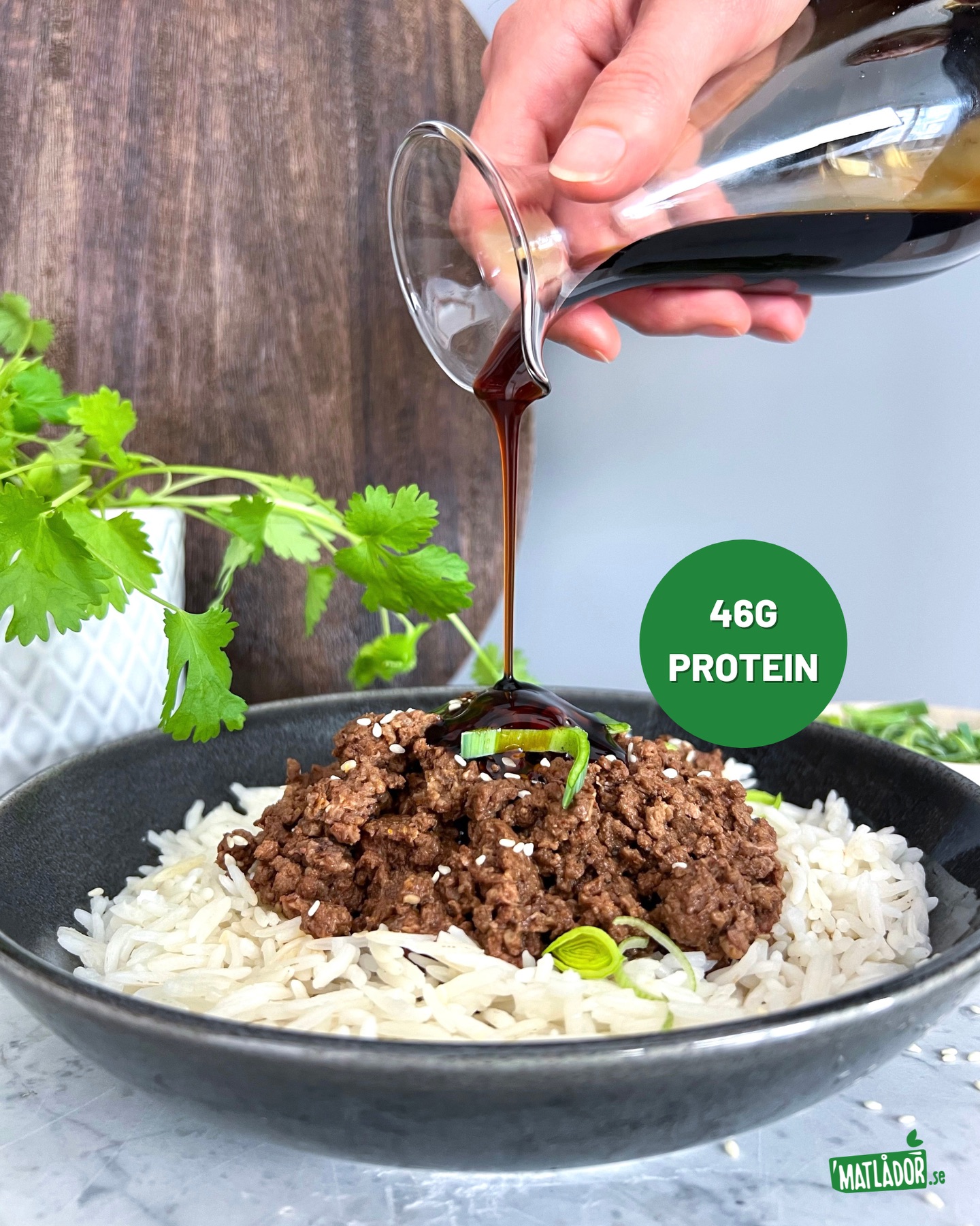 God och nyttig lunch som blir klar på två minuter? Enkelt! ✅ Testa vår proteinrika, underbart goda teriyaki beef 🤤
Nötfärs som tillagas med teriyaki och toppas med sesamfrön och purjolök - serveras med ris 🍛
Hitta den hos våra återförsäljare eller beställ på matlådor.se 🥳
-
#matlåda #asiatiskmat #matlådor