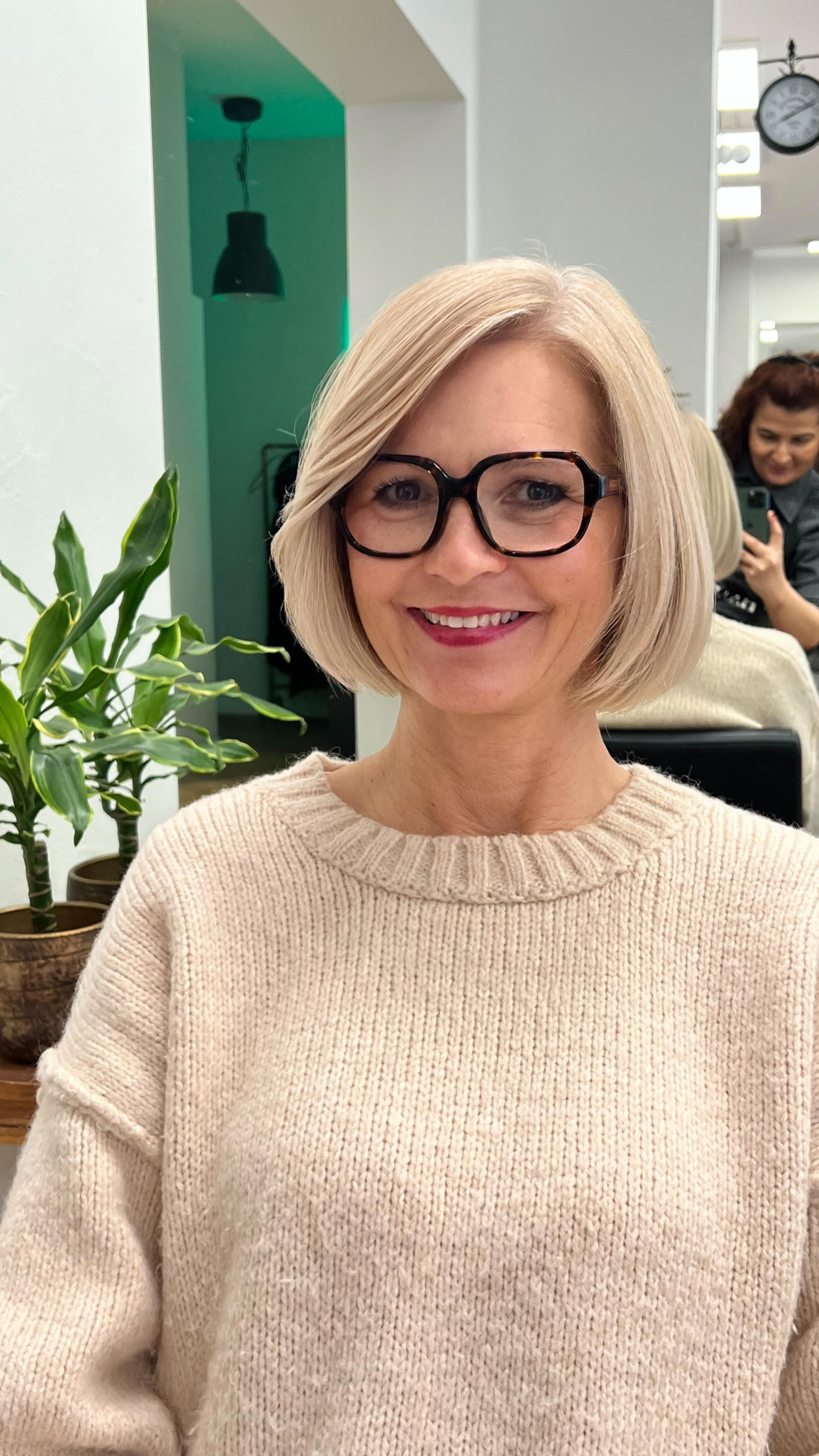 Diese Kundin kam mit dem Wunsch zu uns, ihre Ansätze nicht mehr alle 3–4 Wochen nachfärben zu müssen und insgesamt deutlich heller zu werden, da sie bereits viel Grauanteil hatte. Sie wollte eine Lösung, um ihr Naturhaar entspannt rauswachsen zu lassen.
Nach einem ausführlichen Beratungsgespräch haben wir uns für die Airtouch-Technik entschieden, um in nur einer Sitzung eine maximale, aber weiche Aufhellung zu erreichen.
✨ Das Ergebnis: kein harter Ansatz, keine Kanten – sondern ein sanfter, fließender Übergang. Ihr graues Haar kann jetzt natürlich rauswachsen, ohne ungepflegt zu wirken.
Wie findet ihr das Ergebnis? 💛✂️
#airtouchbalayage #hairtransformation #blondeinspo #schwarkopfprofessional #friseurmünchen