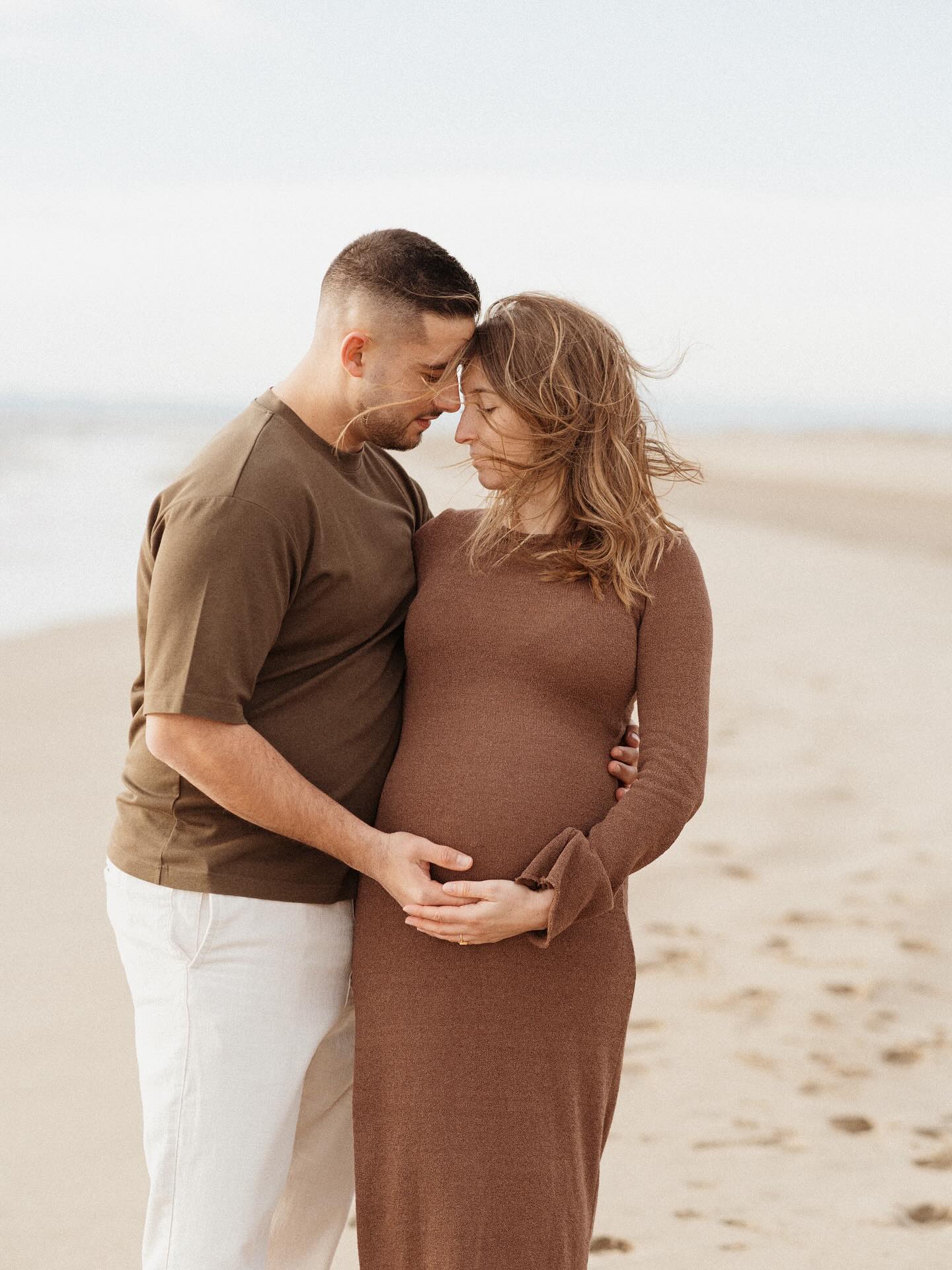 Plus de dix ans d’histoire. Un amour de jeunesse. Deux âmes qui ont grandi côte à côte, se sont construites, ont traversé les saisons… et continuent d’écrire la leur.
Aujourd’hui, ils ouvrent un nouveau chapitre.
Une promesse de plus.
🤍