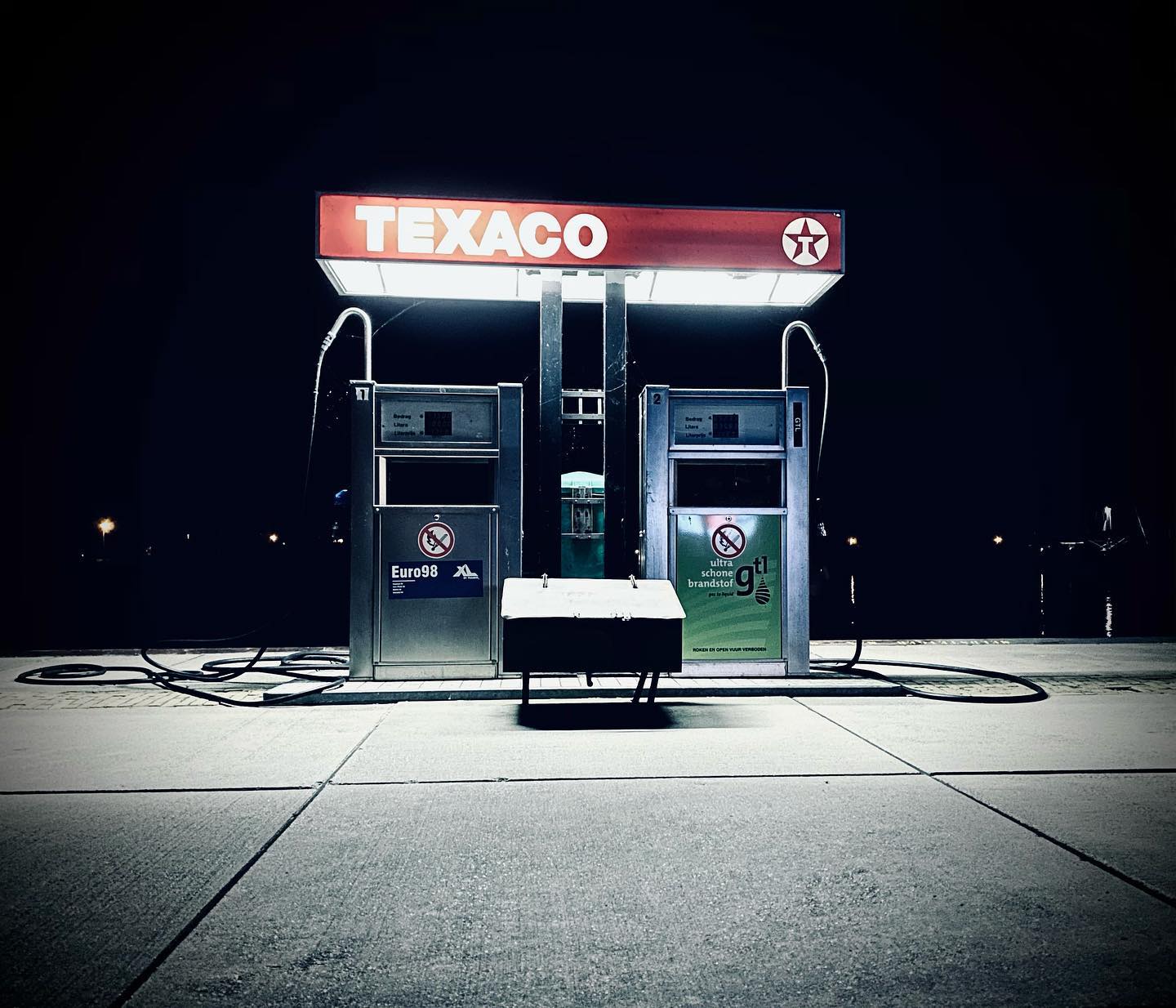 Boat fuelling station by night.
#photography #shotoniphone #nightphotography #spooky #fuelstation #boats #marina #streetphotography #contrast