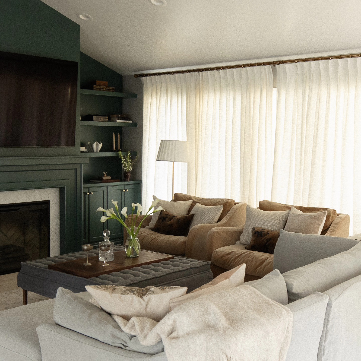 This project feels like a warm hug, which is exactly how I feel about the client I designed it for! I think I hugged her three times after we styled her living room. Getting to design clients' homes is so special, but building relationships that make it hard to leave the key at the end is what really keeps me ticking! Happy Thanksgiving!
Design @cassieklassenhome
Photos @katieskinner.interiors