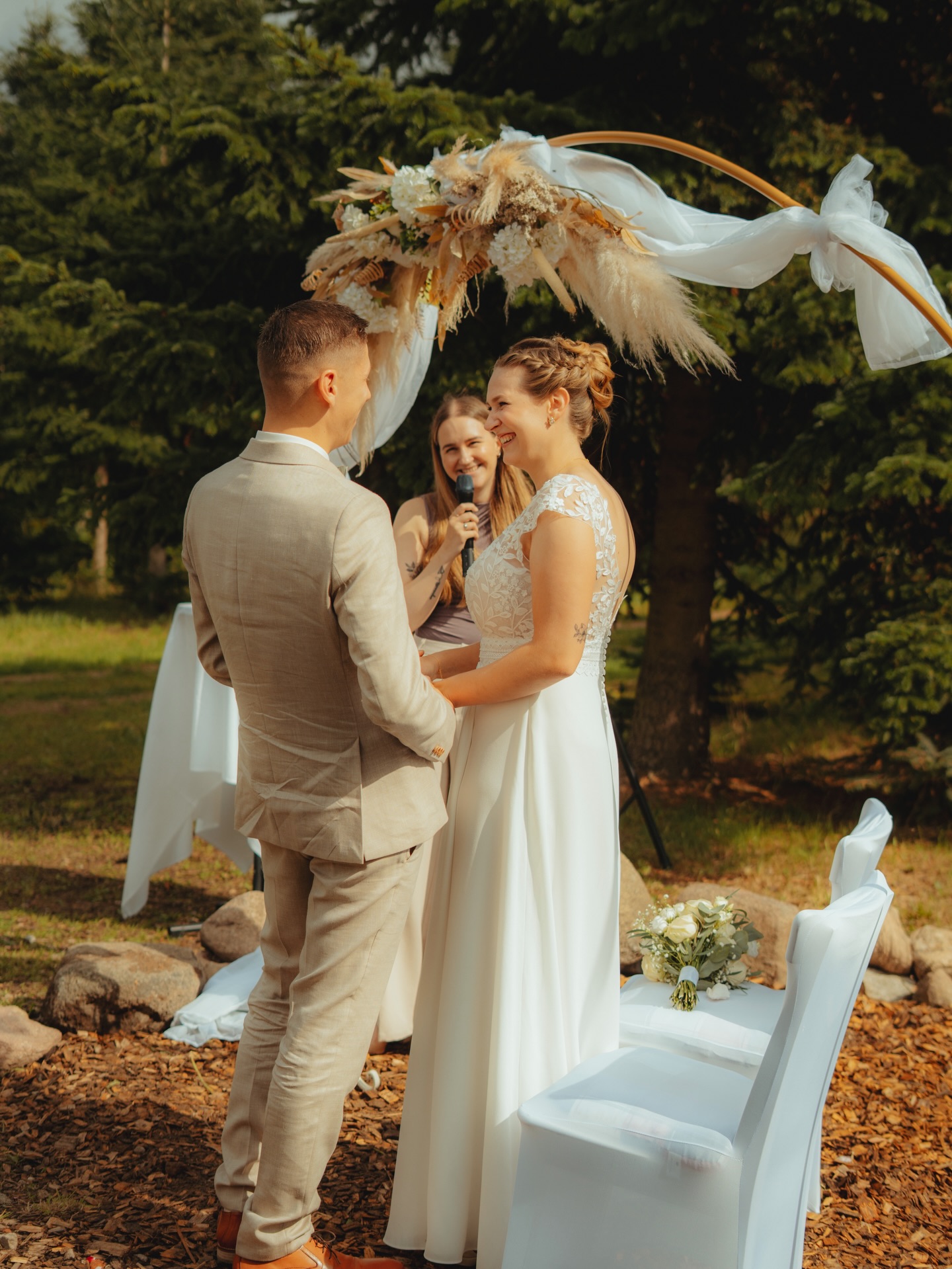 M & M – diese Trauung war besonders für mich ✨
Manchmal bringt dich das Leben für einen Moment genau dorthin zurück, wo alles mal angefangen hat.
Werder – meine alte Heimat.
Und plötzlich stehst du da, sprichst über die Liebe
und traust jemanden, der früher ein paar Häuser weiter gewohnt hat. 🏡
M war mal meine Nachbarin – und auf einmal stehen wir hier, gemeinsam an ihrem Hochzeitstag. 💛
Diese Trauung war für mich nicht nur besonders,
weil die Kulisse wunderschön war 🌲
Sondern weil sich alles so vertraut angefühlt hat.
Weil M & M mit so viel Herzlichkeit, Humor und Hingabe ihren Tag gestaltet haben.
Und weil ihre Geschichte ganz still und leise
mitten ins Herz trifft. 🤍
Danke, ihr beiden – für diesen besonderen Tag
und euer großes Vertrauen. 🌿✨
📸 @moniquejesse.photography
Werbung, wegen Verlinkung
#traurednerinberlin #freietrauung #hochzeit2026 #heiraten #hochzeitsinspiration
Traurednerin Anne Tausch - Freie Trauung Berlin