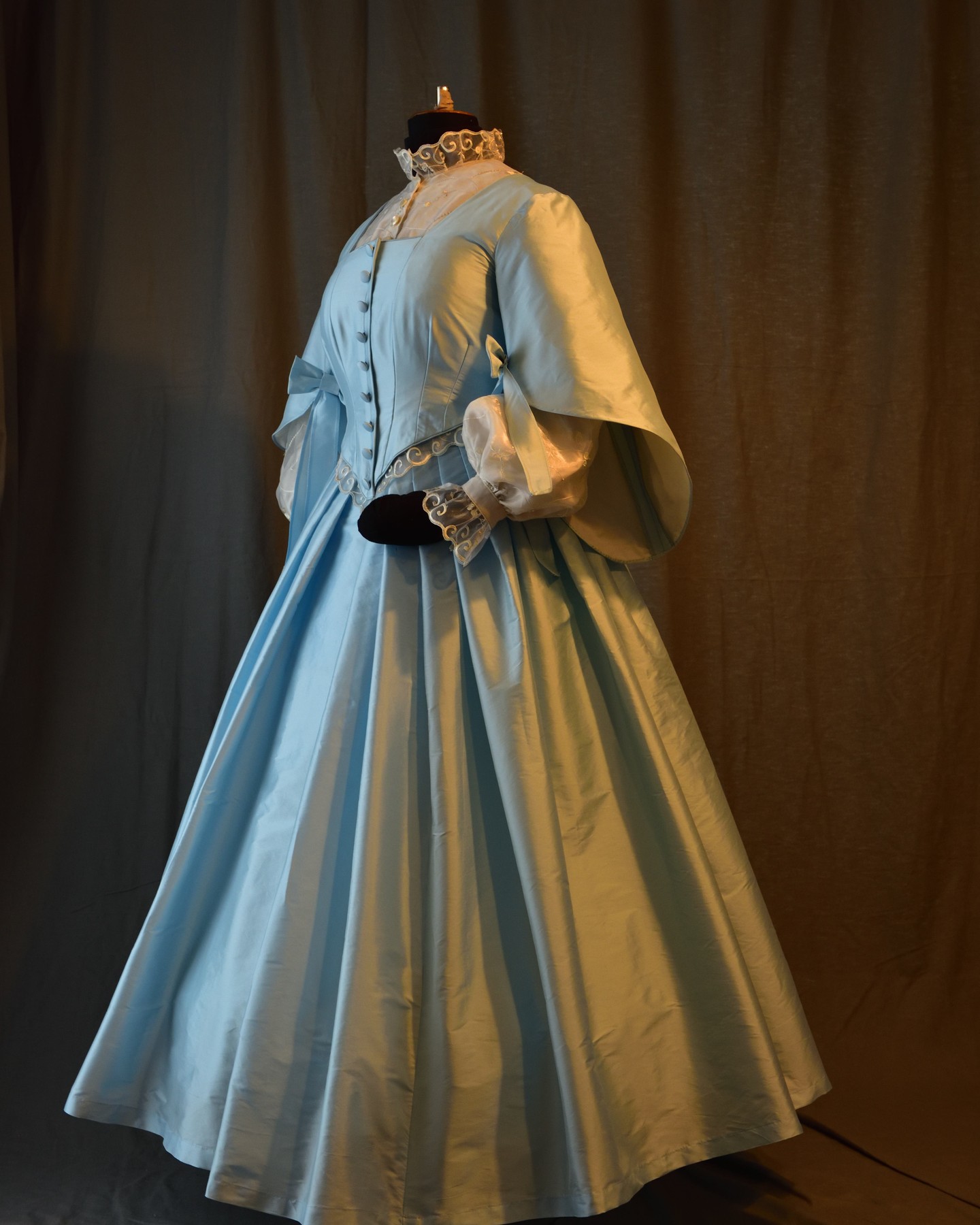 Entwurf und Umsetztung eines Kleides aus der Zeit 1855 für das Staatliche Textilmuseum Selb März 2023
#porzellanikon #porzellanikonselb
#museum #museumlovers #sissi #gewandung #victorian