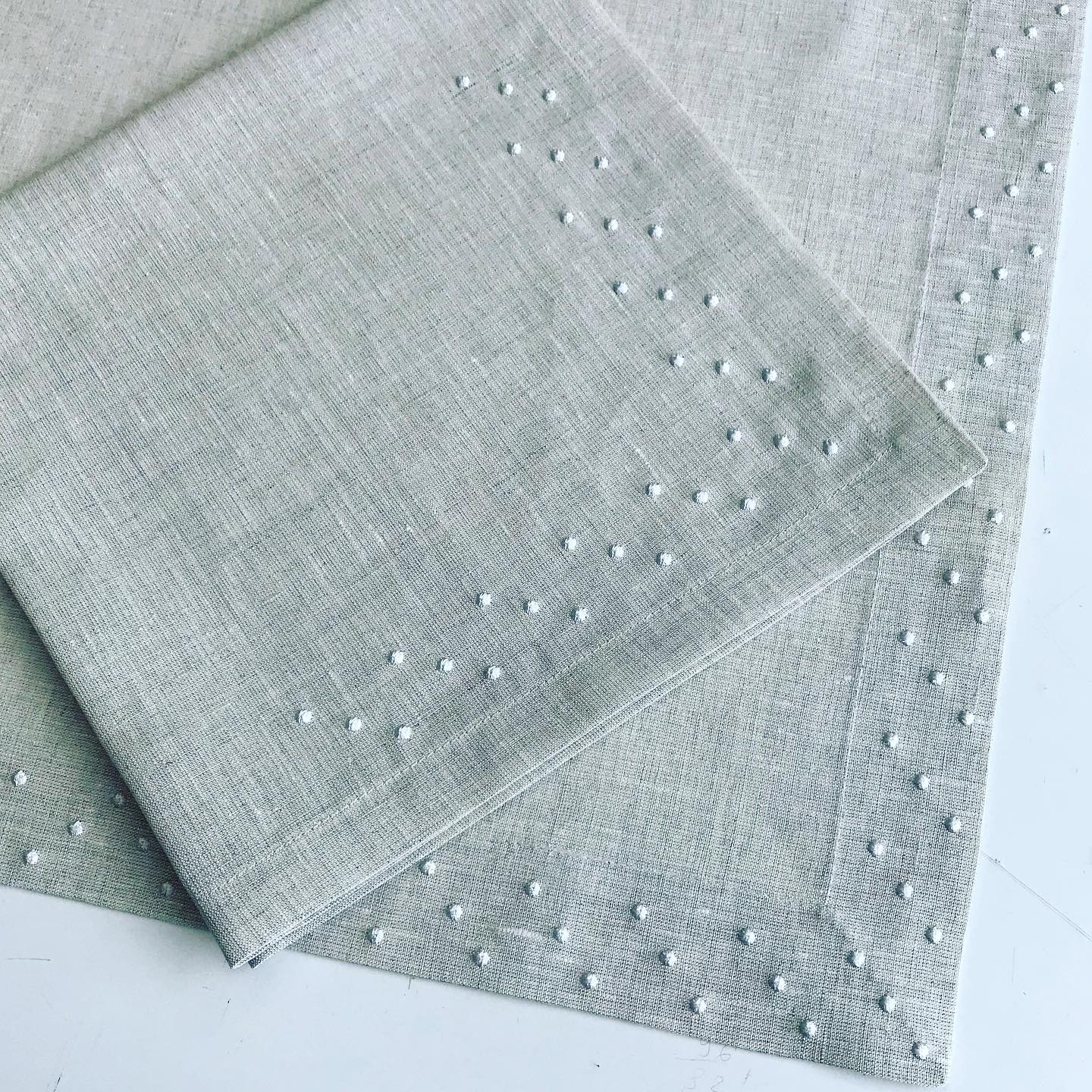 Serviette et set de table en Lin brodé ivoire #Linen #guillaume.d.aix
#handmade #tablescape #tabledecoration #handmadeproducts #tabledecor #tablelinen #tabletop #linentabletop #tabledecor #tableware #tablescape #tablecloth #linentablecloth #runner #tablerunner #linenrunner #linentable #interiordesign #home #homedecoration #teatime