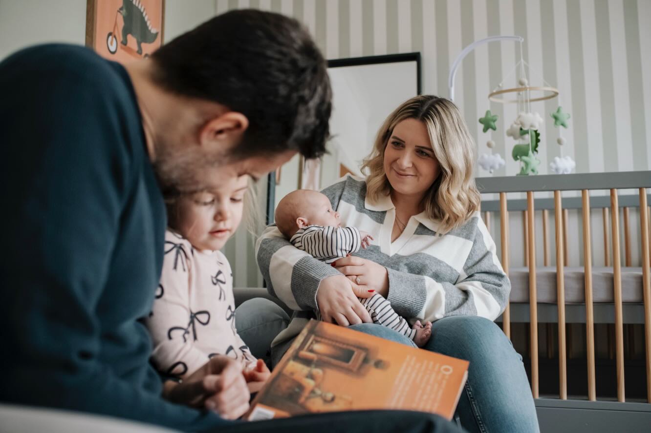 My first shoot of 2026 was just perfect - a snowy day, cosy vibes, a gorgeous family just doing their own thing. This teeny squish slept pretty much all the way through with his big sis dipping in and out.
Your real life is more beautiful than you realise ❄️♥️