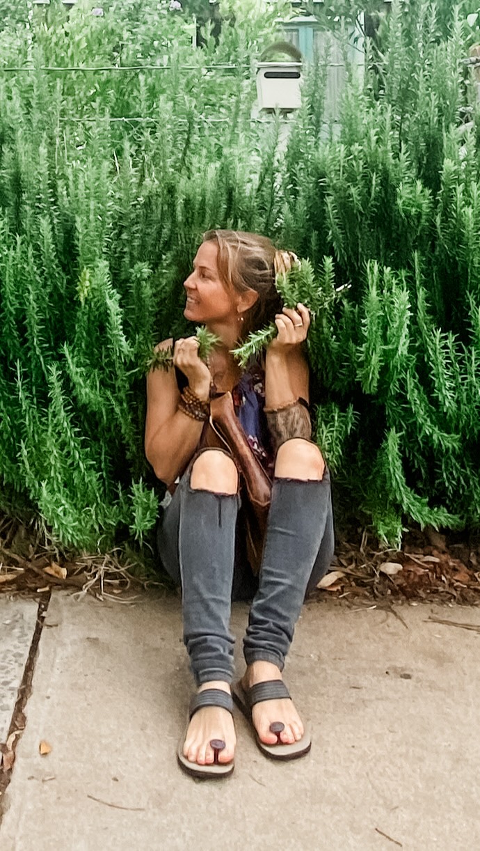 POV, that backyard weed may ACTUALLY be medicine ? 🤩💛🤩
Most people are pulling out & mowing either free food or herbal medicines without even realizing it ! 🌿💚🌿
Did you know there are tens of thousands of edible plant species on Earth, potentially over 30,000, yet humans rely on a tiny fraction, with just 12 plant types providing most global calories 😝
#BackyardWeeds #HerbalMedicine #EatYourWeeds #EdibleWeeds #explorëpagë