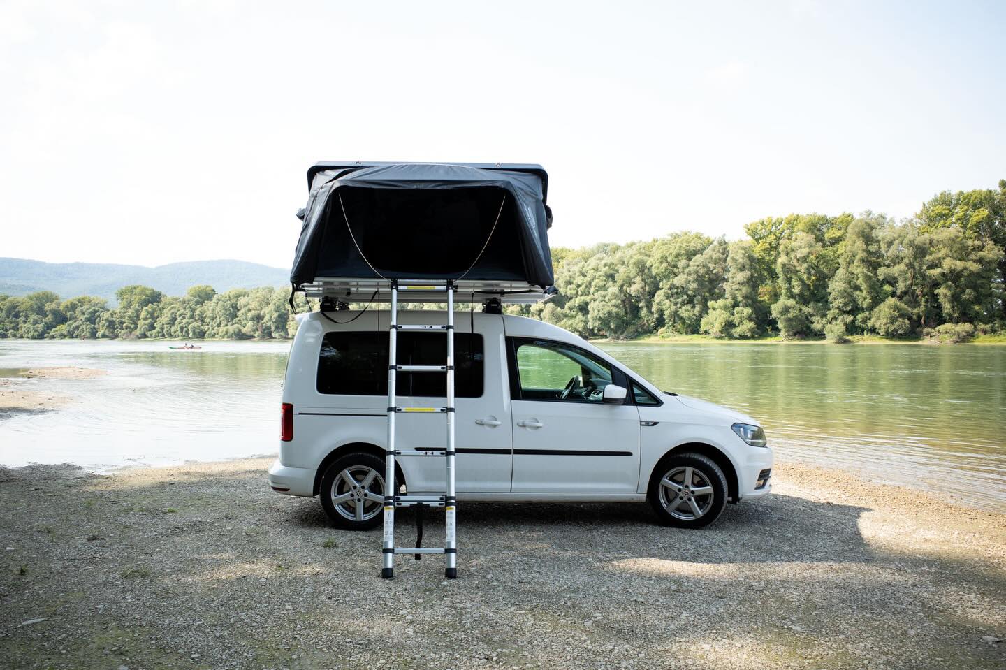Duna-part, napsütés, szabadstrandok, gyönyörű naplementék, mindezt bringával? 🚴🏞️
Európa egyik legnépszerűbb folyó menti bringaútvonala, az EuroVelo6 nemzetközi kerékpárút. A “folyók útjának” is nevezett bringaút az Atlanti-óceántól egészen a Fekete-tengerig tekerhető, és összesen 6 európai folyó mellett is elhalad.
Ha kiszakadnál kicsit a városból egy rövid kirándulásra, vagy hosszabb bringás túrára, a Dunakanyar ideális helyszíneket kínál.
A bicikli út mentén számos lehetőség van felfrissülni, pihenőt tartani valamely Duna parti bisztróban vagy étteremben, amik során gyönyörködhetünk a kilátásban. 😎
Ezek a megállók nemcsak gasztronómiai élményt nyújtanak, hanem kiváló alkalmat adnak arra is, hogy megcsodáljuk a Duna folyamatosan változó arcát.
Részletesebb leírást találsz az útvonalról a weboldalunkon, a Túra tippek menüben, amit folyamatosan frissítünk! 😉
Link a Bioban! 👈
#eurovelo6 #bringa #kerékpár #tetosator #ikamper