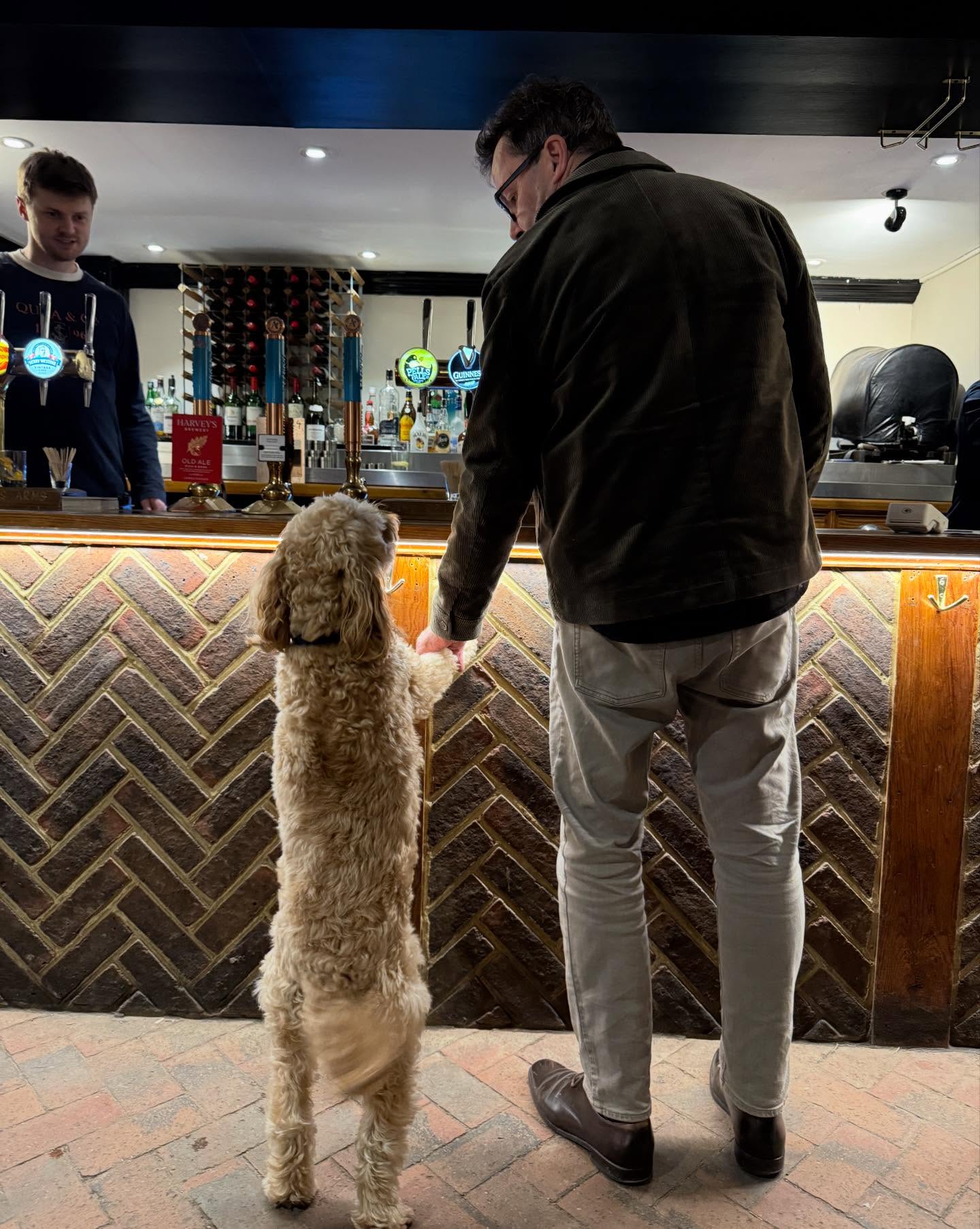 Man’s best friend knows where the best pub is❤️ Drinks pouring, food cooking — join us for a bite or a drink #harveysbrewery #mansbestfriend #chipstead #kent #pub