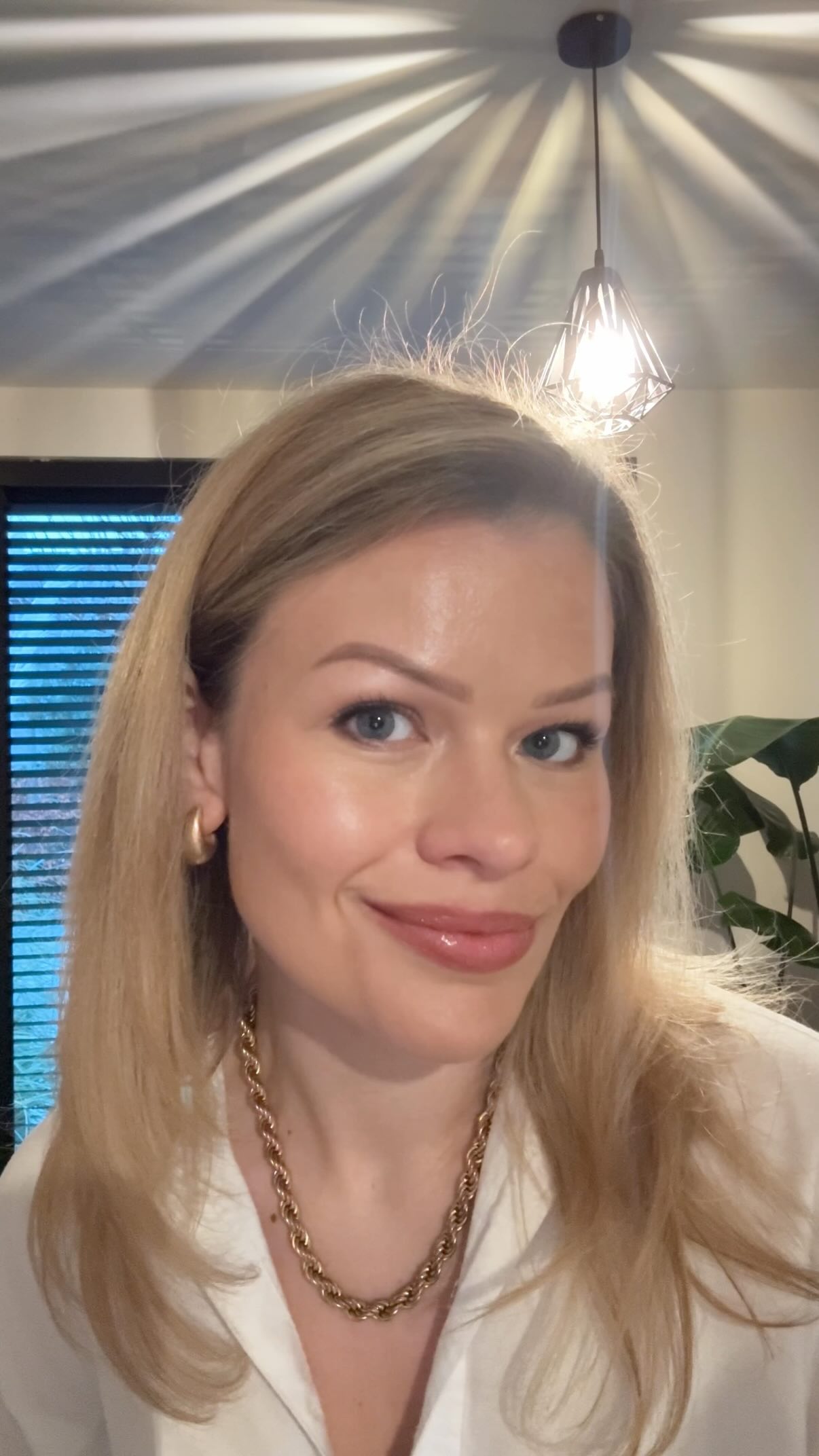 LAAT PERFECTIE LOS.. ❤️🙏🏻
__________
Ja, ik heb een grove huidstructuur. Ja, ik heb melasma (pigmentatie). Ja, ik zie dat mijn huid verouderd.
Maar perfectie bestaat niet. En vergelijken heeft al helemaal geen zin, want je vergelijkt jezelf vaak met een beeld dat niet echt is.
Social media toont een versie van schoonheid die gefilterd, aangepast en onhaalbaar is.
❌ Weg met perfectie.
❌ Weg met die spiegel die 3x je huid vergroot.
❌ Weg met vergelijken.
Want jij daar, jij bent goed genoeg! En jij bent al perfect, precies zoals je bent! ✨
Leave a ‘❤️‘ if you agree!
Veel liefs,
Paulien.
__________
#youaregoodenough #loveyourskin #selflove #perfectie #zelfliefde