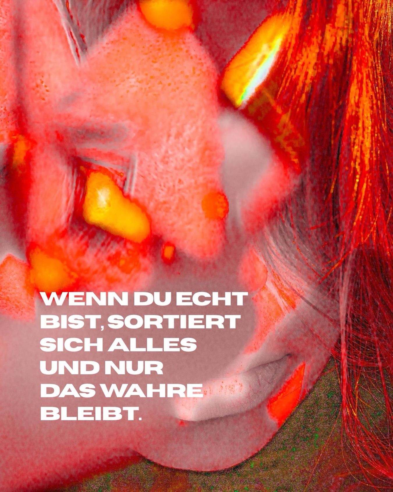 Wenn du echt bist, sortiert sich alles.
Und nur das Wahre bleibt.
Keine Masken. Kein Druck. Kein Außen, das dich formen will.
Nur du – in deiner Klarheit, in deiner Tiefe, in deiner Kraft.
Manche Bilder zeigen dich.
Andere erinnern dich an dich.
Das ist es, was meine Portraits sein dürfen:
Ein Spiegel deiner Echtheit.
Ein Raum, in dem alles abfallen darf – bis nur noch das bleibt, was wirklich ist.
Wenn du bereit bist, dich echt zu zeigen – ich sehe dich.