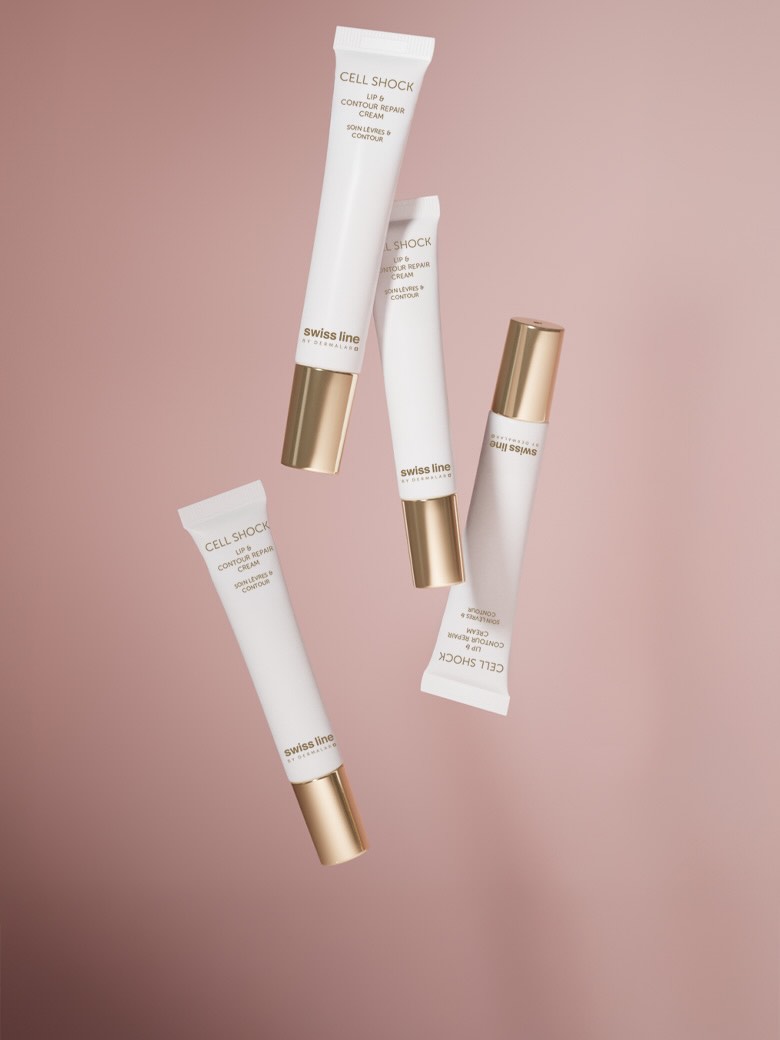 @swissline.skincare präsentiert: Lip and Contour Repair Cream
Lippen zeigen Alterungszeichen ebenso deutlich wie die Augen – durch Volumenverlust, Linien, Trockenheit und geschwächte Konturen. Die neue Lip & Contour Repair Cream von Swissline verjüngt gezielt die empfindliche Lippenkontur.
Der Star: Hydroxyprolin Das Herzstück der Formel ist reines Hydroxyprolin – eine Aminosäure aus der Kollagenstruktur, die Reparatur, Erneuerung und Elastizität fördert für sichtbar glattere Lippen.
Pflegende Butter Meereskollagen beruhigt. Mango-, Shea- und Salbaumbutter – nachhaltige pflanzliche Lipide – verbessern Weichheit und Barrierefestigkeit, sodass Silikonderivate überflüssig werden.
#swissbeauty #betteraging #lipcream