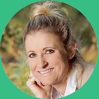 Unerfüllter Kinderwunsch
für Paare & Einzelpersonen
In 7 Jahren unerfüllter Kinderwunschzeit habe ich jegliche therapeutische Maßnahme, jede Hoffnung und jeden Schmerz dieses Lebensthemas durchlebt. Ich habe mich irgendwann aufgemacht, durch den Wunsch wieder glücklich sein zu wollen, einen liebevollen Weg zu diesem Ziel zu finden. Und es hat geklappt. Ob mit oder ohne Kind – ein glückliches Leben ist wieder möglich! Vor allem der Austausch mit anderen Kinderwunschpaaren/ -menschen hat mir und meinem Mann geholfen… durch diese Zeit zu gehen. Ich freue mich auf deine/eure „Geschichte“!
Wir begegnen uns auf der Ebene des Herzens… und sprechen offen aus unserem tiefsten Innern.
Freude und Schmerz dürfen sich hier begegnen und „da sein“.
Dadurch erschaffen wir ein heilsames, liebevolles Feld der tiefsten zwischenmenschlichen Begegnung.
Das „Gesagte“ wird nicht kommentiert und bewertet – es bekommt einfach Raum, wird gewürdigt und gesehen. Dadurch entsteht Heilung.
Jeder Termin beginnt mit einer kleinen Einführung – einem definierten Thema. Dies kann beispielsweise ein Instrument aus der Positiven Psychologie, aus der Persönlichkeitsentwicklung oder ein spiritueller Impuls sein.
Du bist WILLKOMMEN mit allem, was bei dir ist – mit allem was DU bist. Ich freu mich auf DICH/EUCH!
Tag: jeweils am1. Montag im Monat
Uhrzeit: 18:30 - 20
Beitrag: 15€ ⎪Termin
Leitung: Juli Wagemann
#kinderwunsch
#lebensräume
#positivepsychologie
#julilebensberatung
#persönlichkeit #listermeile #beratungsgespräch