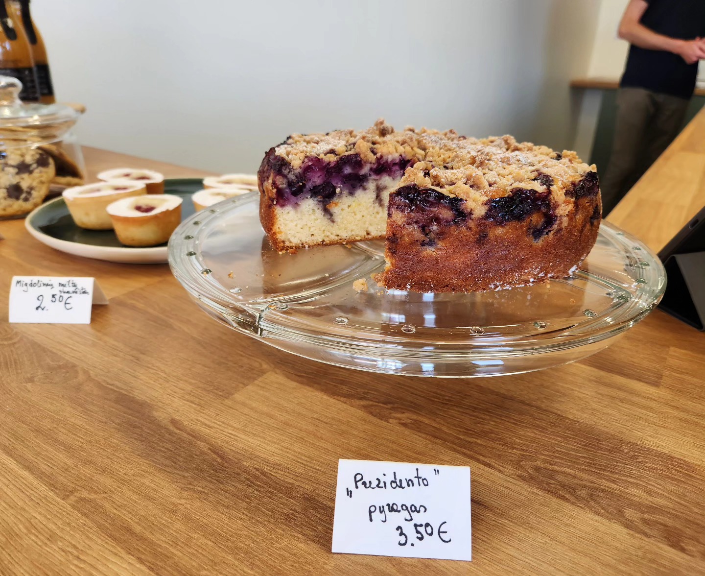 Šiandien kviečiame užsukti ir paragauti "Prezidento" pyrago🕊
Šio pyrago pavadinimas turi istoriją, kuria pasidalinsime atvykus🤫
Šilauogių karalius, padengtas sviestiniais trupiniais- tobulas derinys prie šviežios kavos☕️
Šiandien laukiame visų iki 16:00 val🌱
#moletai #svieziakava