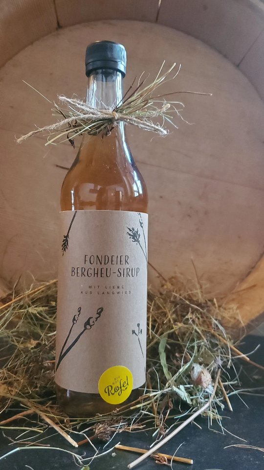 Fondeier B E R G H E U- Sirup
Aus unserem Bergheu welches wir auf 2200 M.ü.M. heuen, entsteht mit viel Liebe zum Detail unser feiner Fondeier Bergheu-Sirup.
Perfekt, für kleine und grosse genisser💛
#biohof_rofel #langwies #fondei #vombuur #bergheu