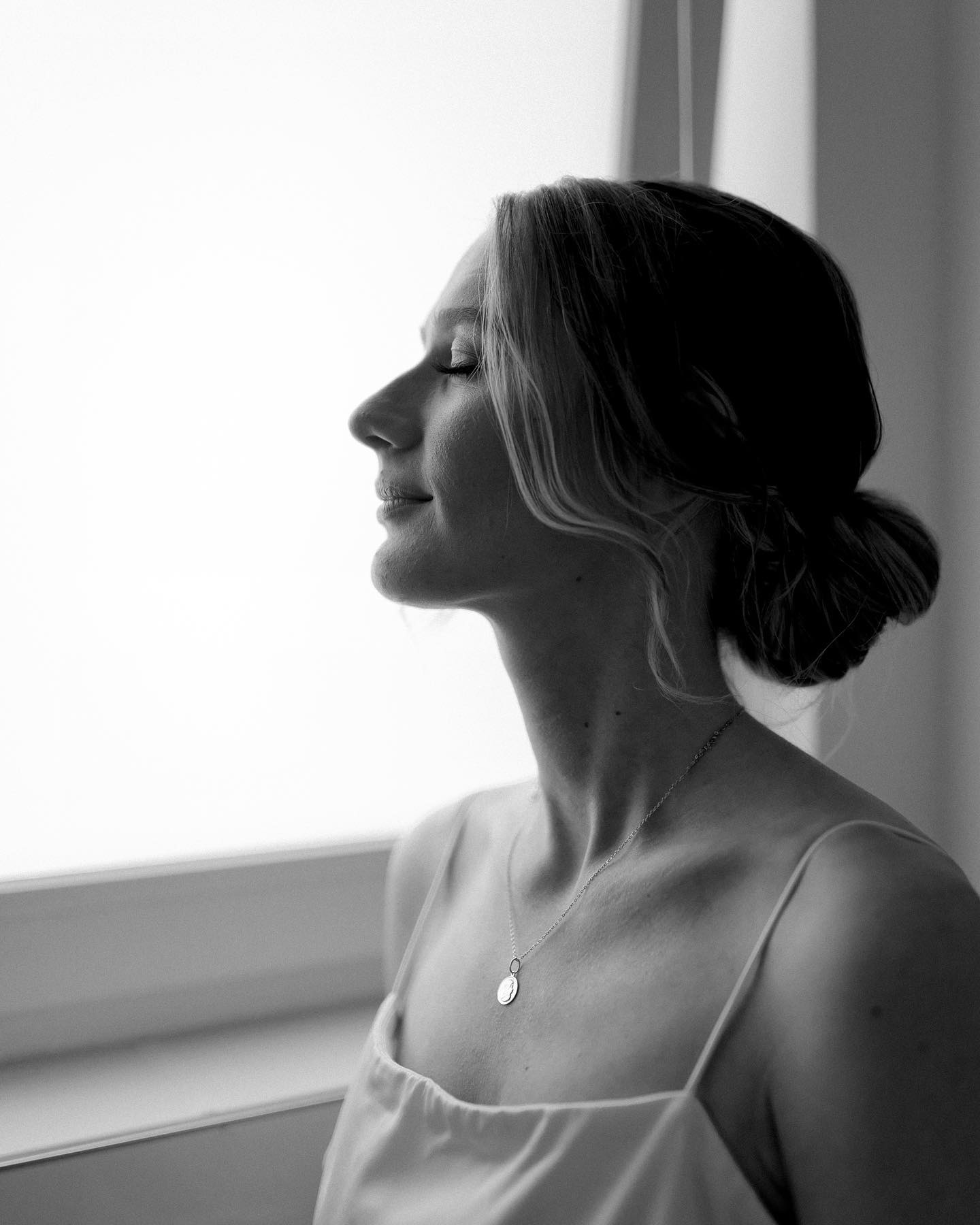 Getting Ready 🥂
Wer sich wunderschöne Momentaufnahmen für seine Hochzeit wünscht, der sollte das Getting Ready auf jeden Fall mit in Betracht ziehen.
Für mich einer der schönsten Momente der Reportage und leider immer wieder unterschätzt.
#gettingready #weddingday #weddingphotography #hochzeitsfotografie #bw #blackandwhite #silence #peaceful #wedding #photography #hochzeitsfotograf #weddingphotographer #destinationwedding #elopmentphotographer #hochzeitsreportage #mallorcaweddingphotographer #fotograf #aesthetic #clean #nostalgic #naturalmoments #tuscanywedding #bridetobe #wedding2023 #spainweddingphotographer