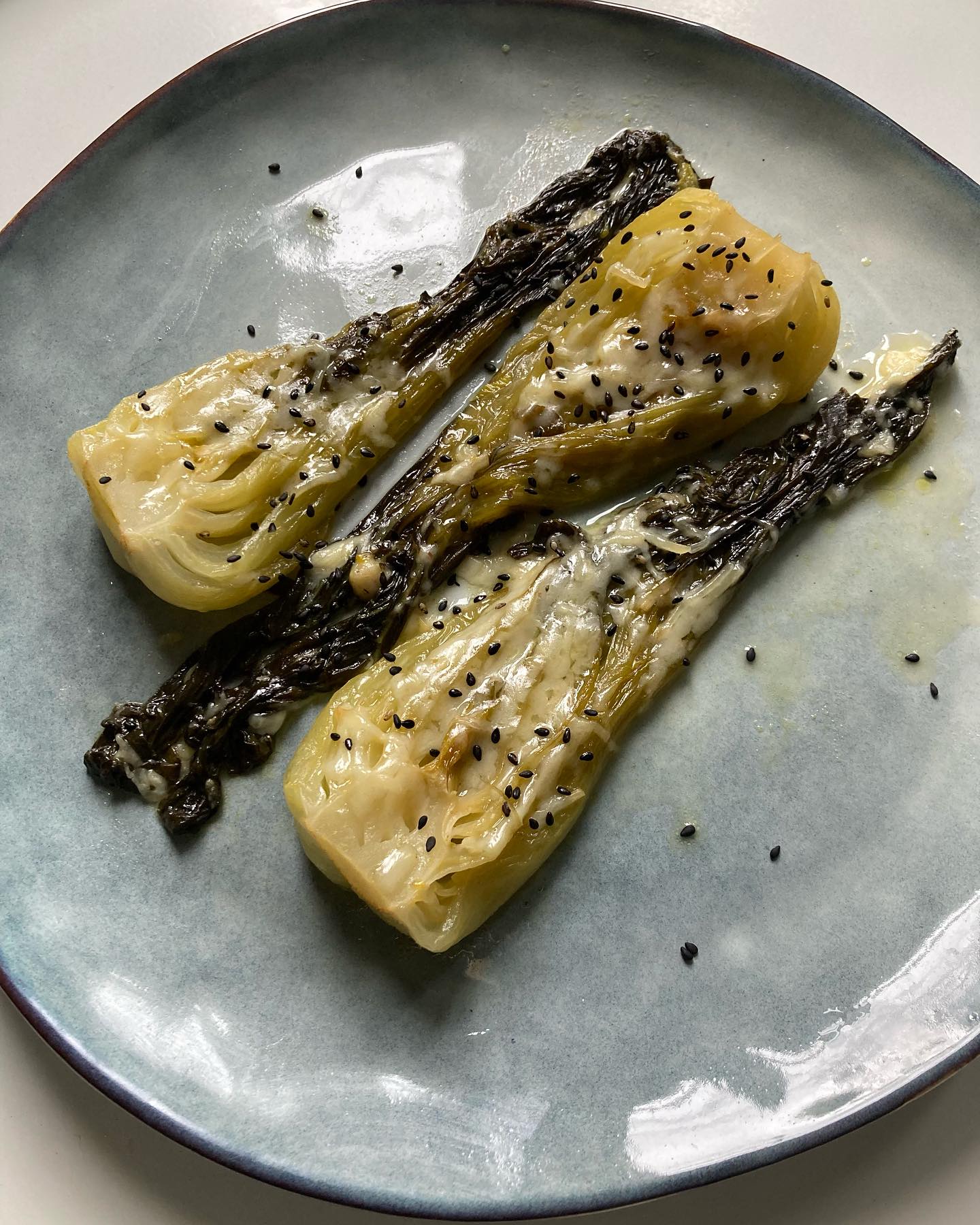 Choux pakchoï braisés!
Le chou pakchoï se retrouve dans de nombreuses recettes asiatiques, traditionnellement sauté au wok ou dans des soupes type Ramen, mais pourquoi pas le cuisiner comme nos endives braisées, avec un peu de fromage fondu, déglacées au jus d’orange?
Pour 2 personnes: 3 choux pakchoï, le jus d’1/2 orange, 20g de beurre, 1 c.à soupe de sucre roux, 35g de comté râpé, graines de sésame (facultatif pour la présentation), sel, poivre.
Laver les choux pakchoï, les essuyer et les couper dans le sens de la hauteur.
Faire chauffeur dans une poêle (avec couvercle) le beurre, saupoudrer de sucre et y déposer les choux, le cœur vers le fond. Cuire à feu vif 15 mn environ, sans couvercle, le temps que ceux-ci soient un peu dorés. Ajouter le jus d’orange, saler, poivrer, couvrir et cuire 15 mn, à feu doux.
Retourner les pakchoi, les couvrir de fromage, relettte le couvercle et cuire 5 minutes de plus.
Servir bien chaud!
Cette cuisson braisée est la plus équilibrée qui soit selon la Diététique Chinoise: Yang par le feu intense du début et Yin par la cuisson couverte qui fait retomber l’eau sur les légumes.
Bonne dégustation à vous!
#pakchoi #chou #choupakchoi #choux #choudeshanghai #endivesbraisées #cuisson #cuissonbraisee #dietetiquechinoise #dietetiquedes5elements #mtc #madreperlamtc