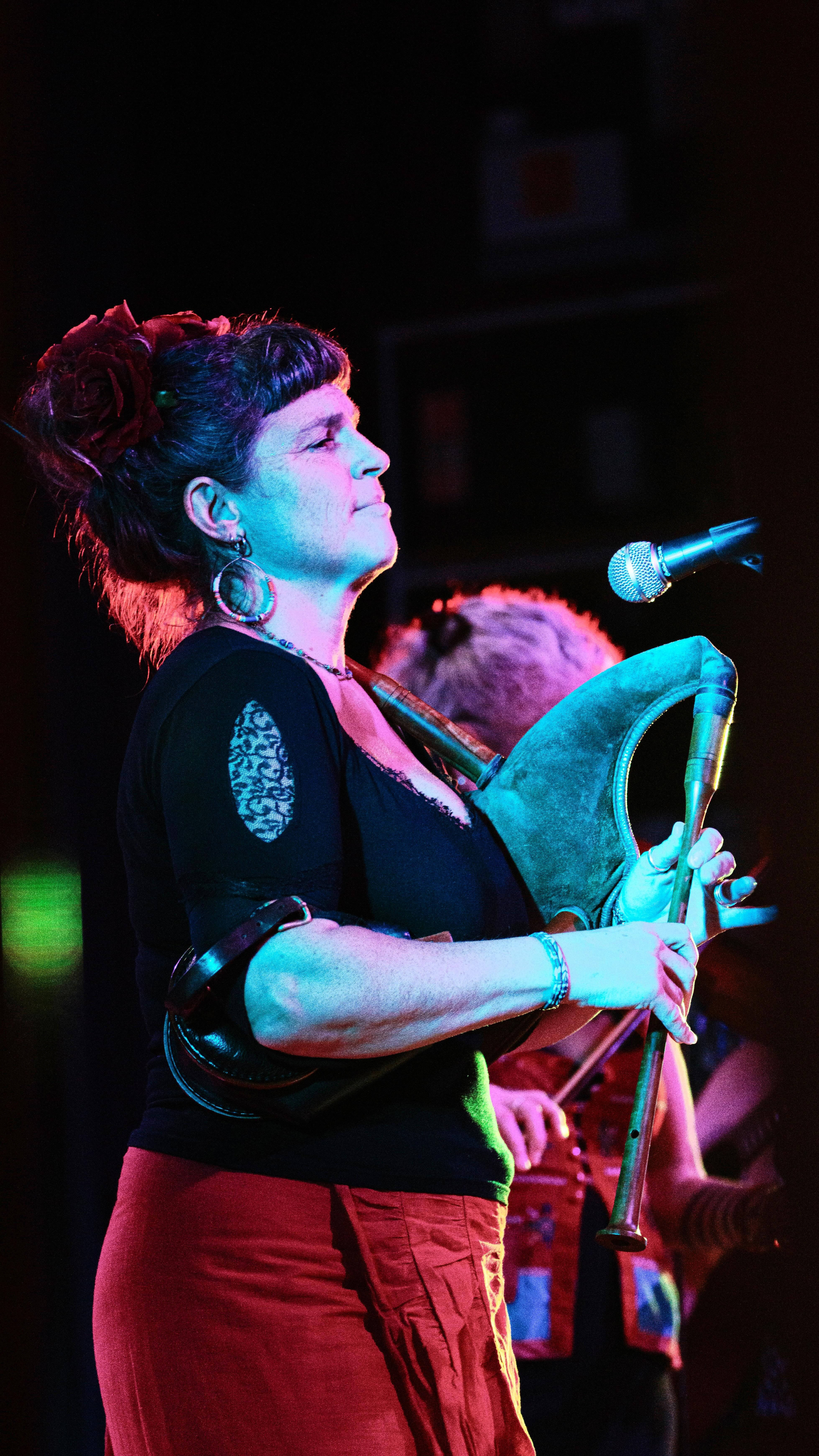 Could you give us a hand with our set list!? We’re doing a French and Breton Bal for Imbolc - Dragonsfly and Le Petit Pluck - at North Wootton Village Hall on Saturday (31st Jan) and I can never decide which tune is best for the Circasian Circle….
🎶Which one do you like most:
1st one - Harlequin
2nd one - Out of Thyme
✨Or should we do both so you can all dance a Chappelloise too?!
✨Let me know in the comments.
Look forward to seeing you on the dance floor!
Ps. Ivor - please will you save a waltz for me? 🙏☺️
#breton #waltz #ceilidh #bagpipes #folkmusic