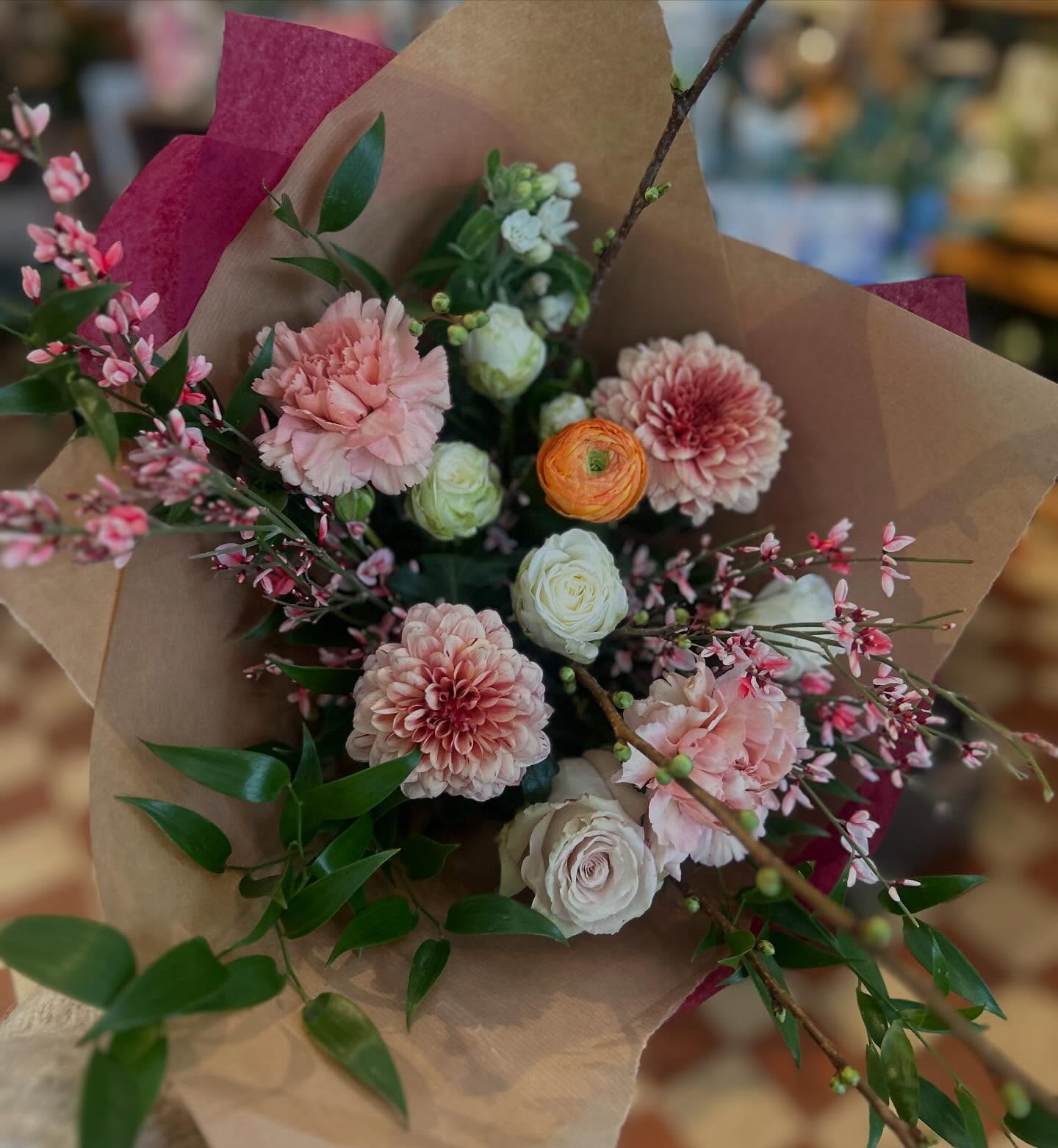 I butiken är det vår och vi fyller på med massa nyheter hela veckan! In och kika på webshopen om du är nyfiken på vad som kommer in, mycket går att redan nu förboka eller beställa där 😍👏
Välkommen in, i butiken och webshopen! www.lantlivtradgard.se
Öppet
Ons-fre 11-18
Lör 10-16
Sön 11-15