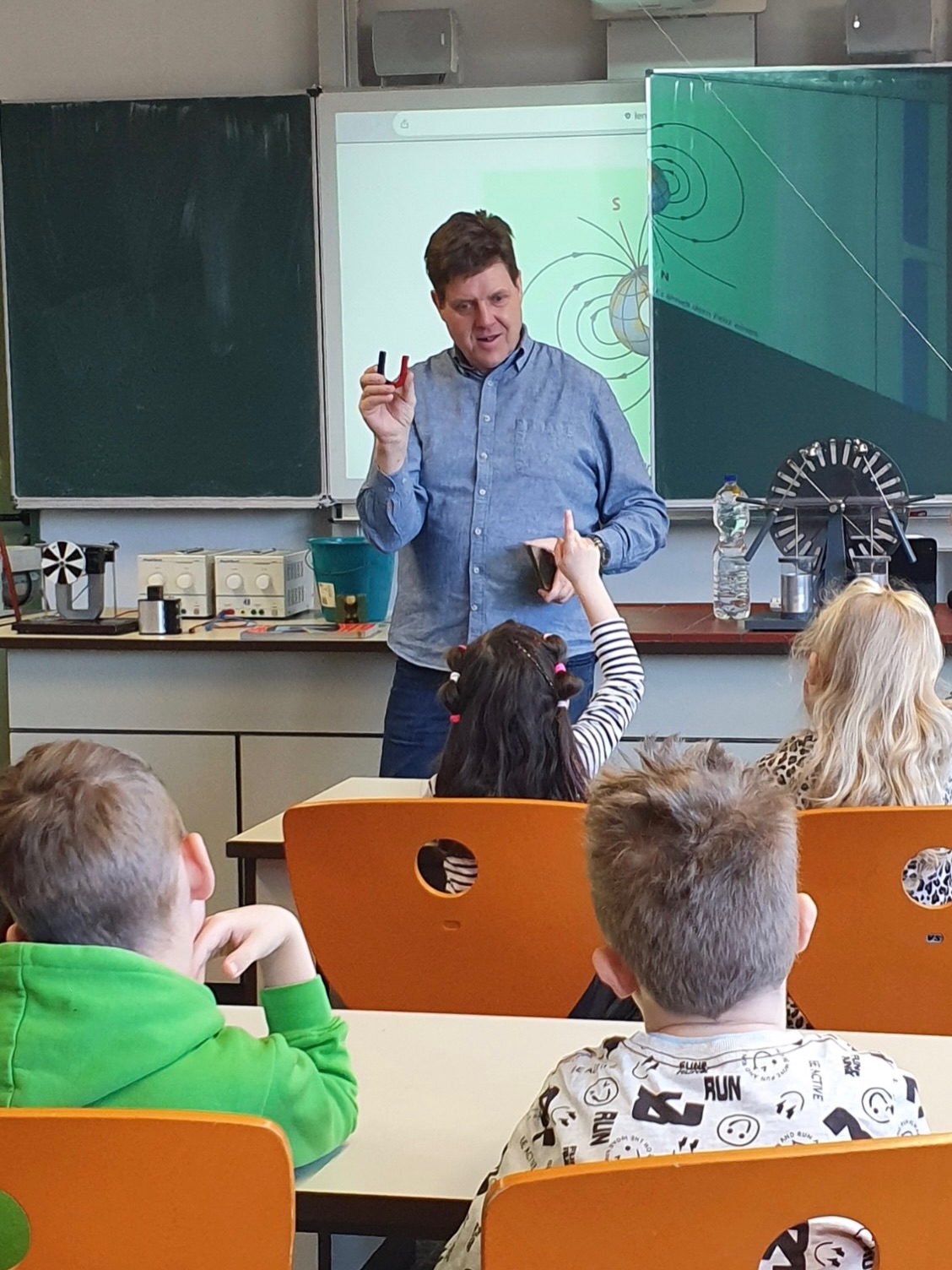 • KITA Physik am CGG •
In vergangenen Woche fand unsere traditionelle Veranstaltung „Kita Physik“ unter Leitung von Herrn Werner statt und brachte erneut unzählige Kinderaugen zum Leuchten.
Ein großes Dankeschön an Herrn Werner! Wir freuen uns schon auf den Besuch von euch!
#kita #physik #graupnergym