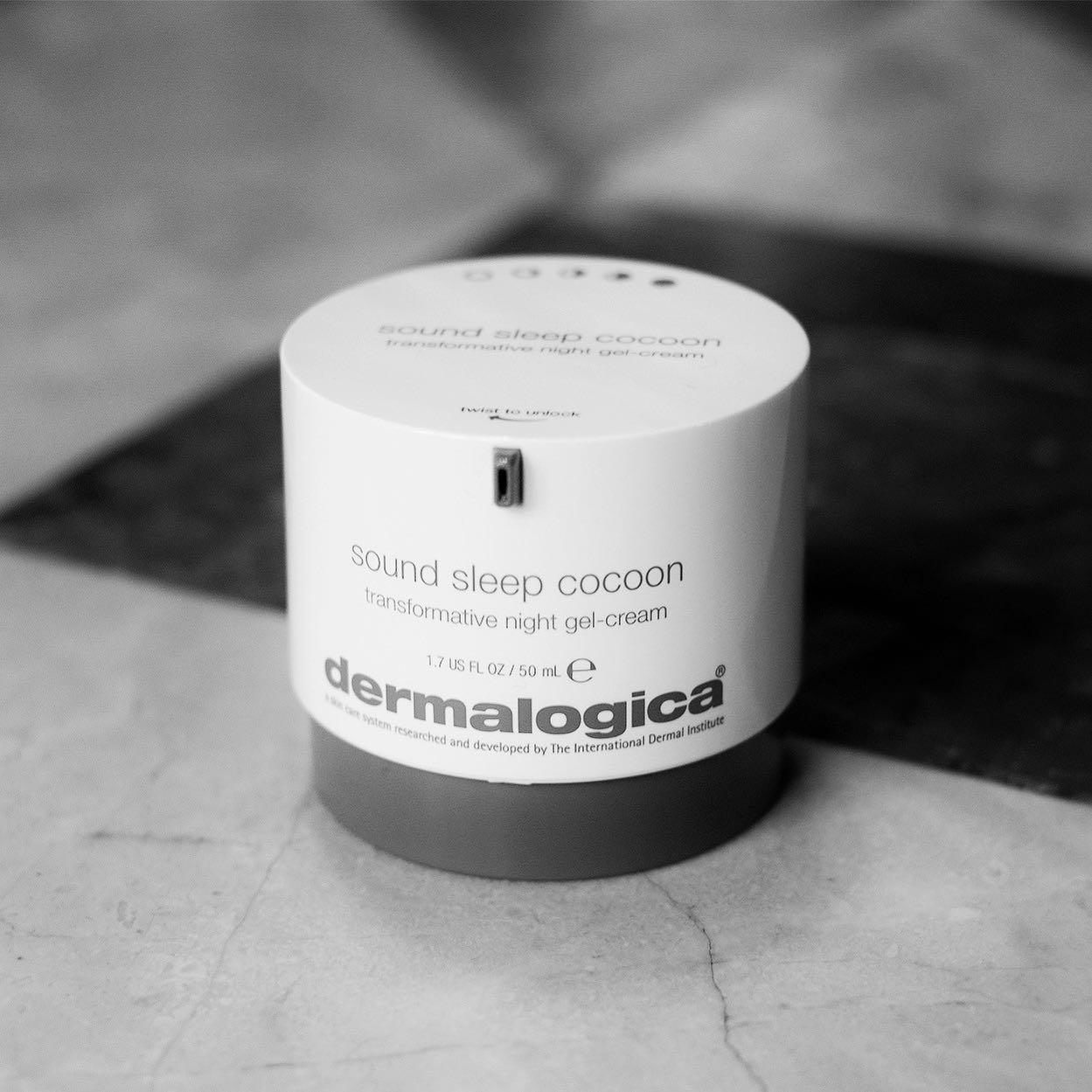 “Transform by night, glow by day”
Sound Sleep Cocoon is Dermalogica’s meest luxueuze nachtcrème.
Waarom is een nachtcrème nodig?
‘s Nachts is de huid beter in staat om actieve ingrediënten te absorberen en om schade te herstellen dan overdag.
Sound Sleep Cocoon verheldert de huid door deze ’s nachts te voorzien van de nodige hydratatie en de juiste actieve ingrediënten, precies op het moment dat de huid deze nodig heeft.
Bovendien bevordert Sound Sleep Cocoon een goede nachtrust dankzij kalmerende ingrediënten zoals Franse lavendel, met een gezonde, stralende huid als resultaat.