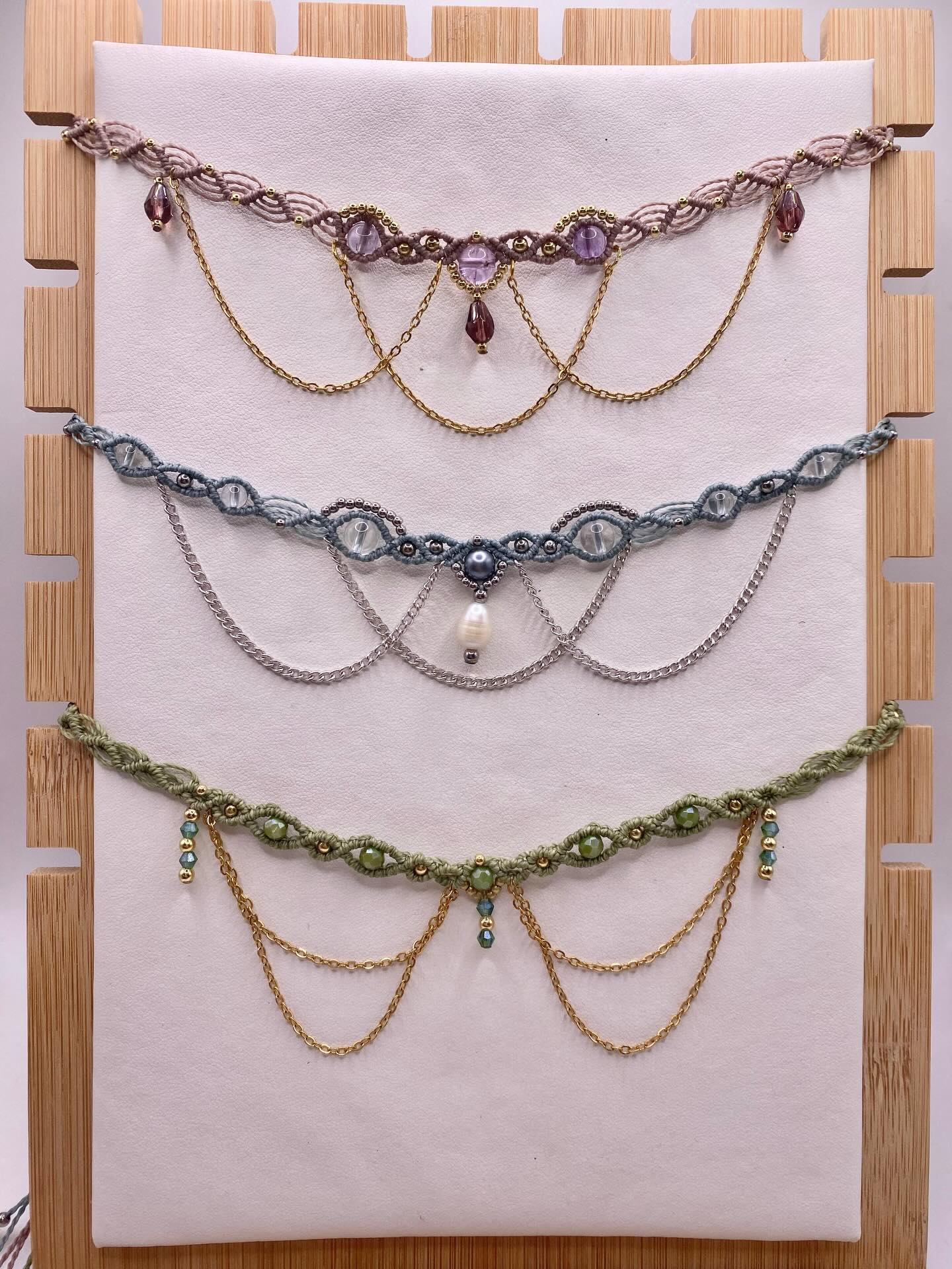 🕯️ Chroniques de la Saison 🕯️
Il se murmure dans les salons que de nouveaux bijoux ont fait leur apparition…
Inspirés des figures les plus remarquées de la haute société, ils se nouent comme des secrets et se portent comme une déclaration.
Chaque pièce murmure une histoire.
À vous de choisir laquelle révéler ✨🌸
#bridgerton