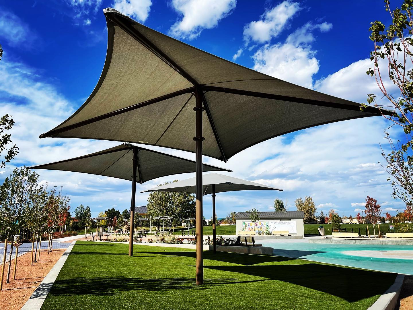 But does your splash pad have a shaded beach lawn?! 🏖☀️🌊 @streamlandscapearch @cospringsparks @trustforpublicland @greatoutdoorscolorado @playlsi
