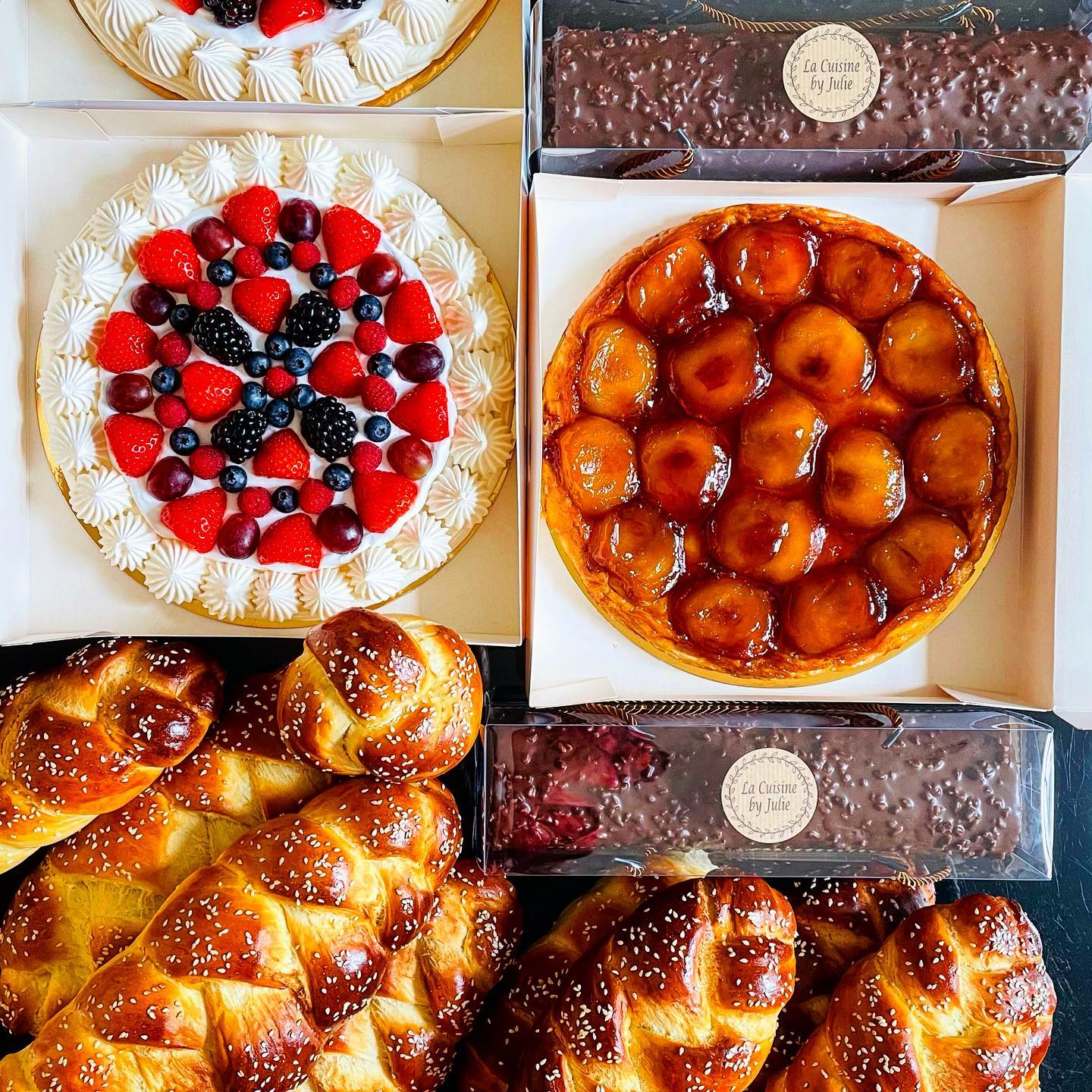 Desserts & Challot
“Baking is an expression of love” ❤️
Pavlova, Tarte Tatin, Chocolate “Ferrero” Roll, Challot
#bakinglove #jewishbaking #kosherbaking #dairyfreedessert #yummy #picoftheday #londonkoshercatering