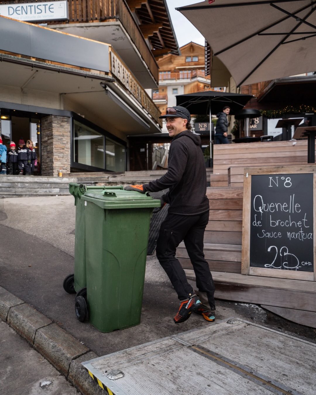 ♻️Recycling doesn’t stop when the bin is collected.
In the mountains, what happens next depends on logistics, local rules, and timing. Without the right setup, even well-sorted waste can end up in the wrong place.
That’s why systems matter; especially in Verbier.
We support recycling and logistics for private clients, companies, events, and schools across the region.
📩Reach out if you’d like to set things up together info@verbiergreen.com
————-
♻️Le recyclage ne s’arrête pas lorsque la poubelle est collectée.
En montagne, ce qui se passe ensuite dépend de la logistique, des règles locales et du timing. Sans une organisation adéquate, même des déchets bien triés peuvent finir au mauvais endroit.
C’est pourquoi les systèmes comptent, surtout à Verbier.
Nous soutenons le recyclage et la logistique pour les particuliers, les entreprises, les événements et les écoles dans toute la région.
📩Contactez-nous si vous souhaitez mettre cela en place ensemble : info@verbiergreen.com