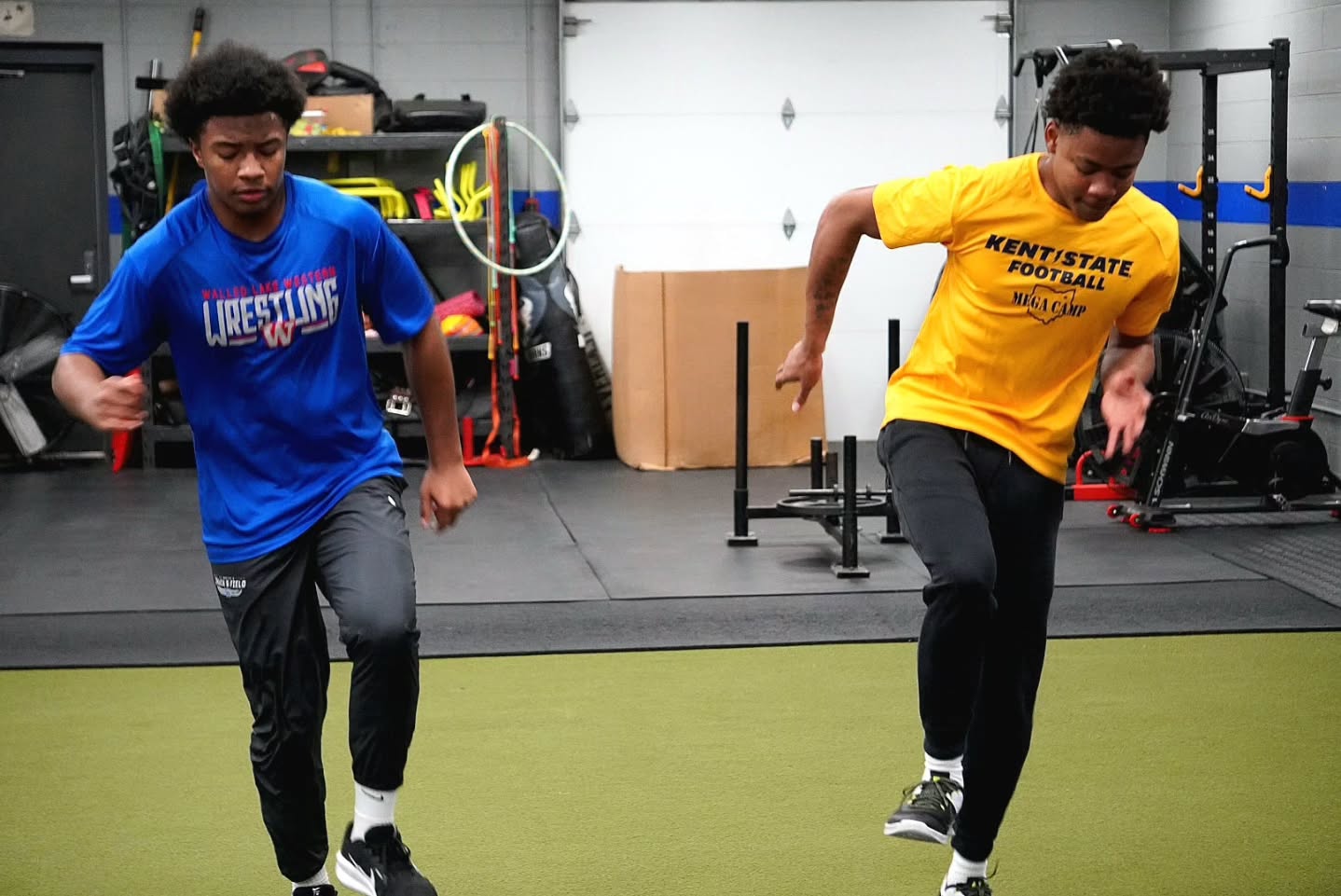 Same work, same standard! Together @s2mmy.__ and @robthompp challenge each other making sure every rep counts. 💪🏽💪🏽
#JDSP #jdspeedperformance ##speedtrainer #sportsperformance #TheFixer