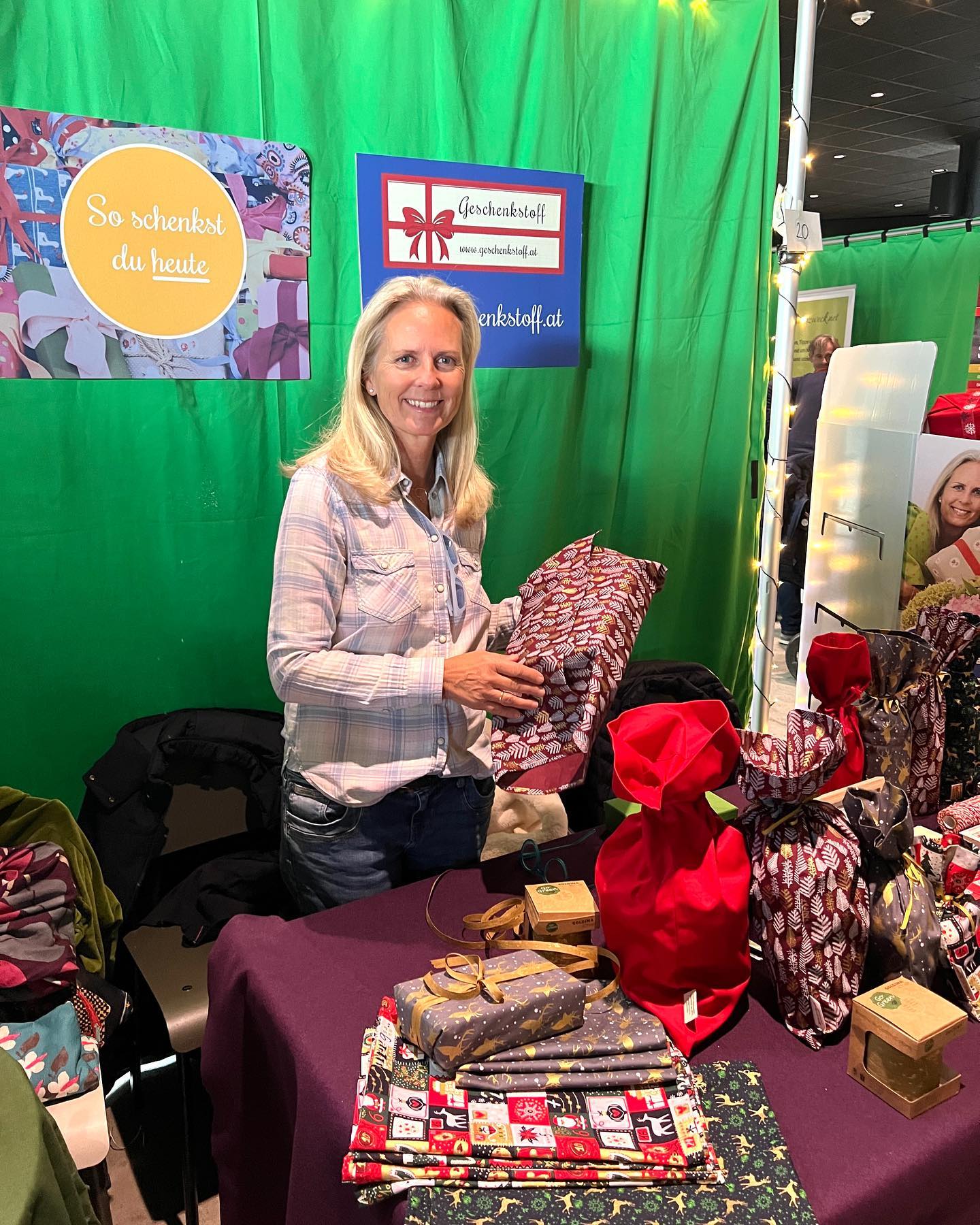 Jetzt bin ich eine richtige „Standlerin“ 😀😳😂#geschenkstoff am #weihnachtsmarkt in der #WU 🎄#greenworldtour #nachhaltig #geschenkeverpacken