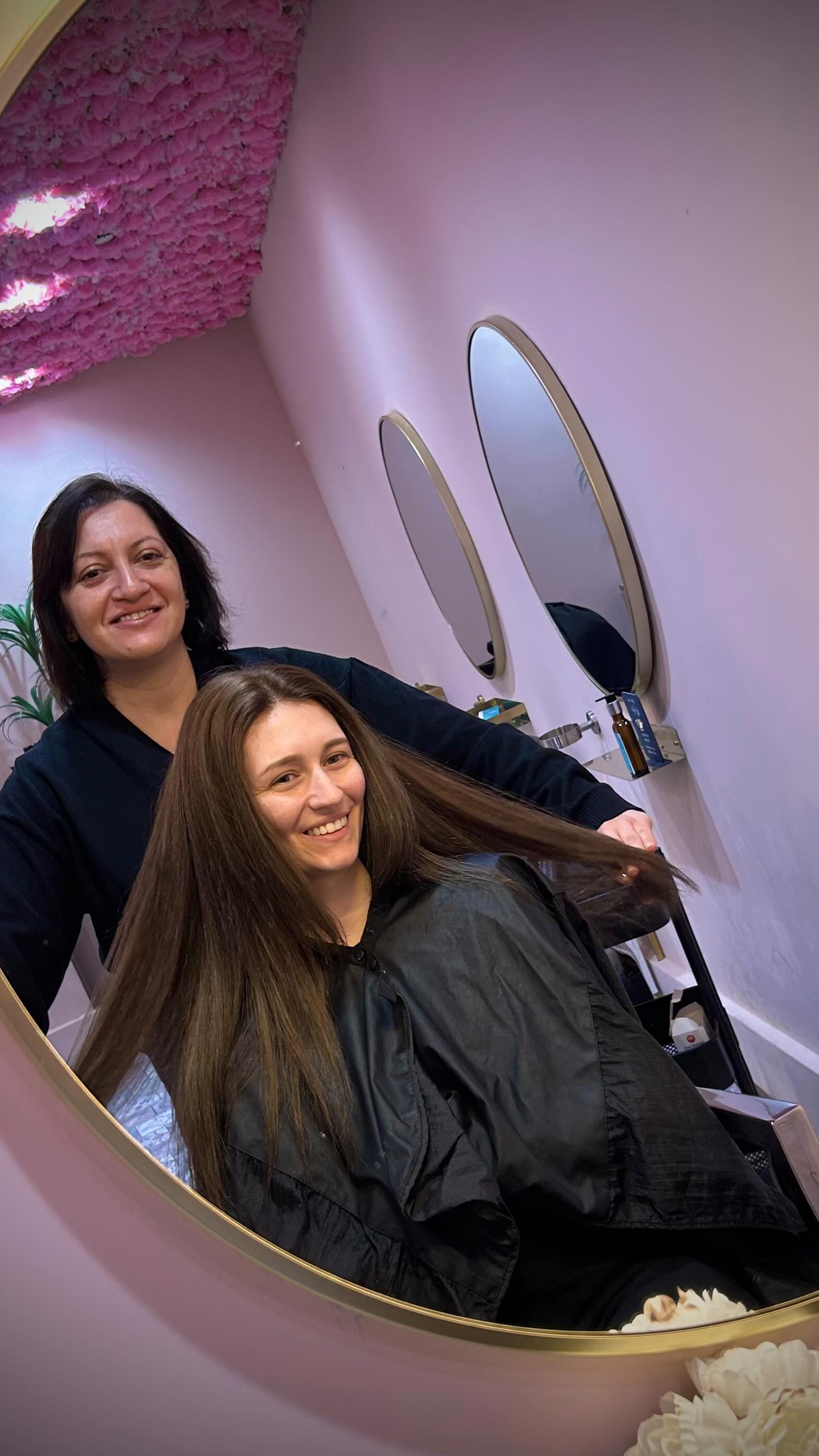 From grown-out balayage to glossy, hydrated perfection ✨
This gorgeous client came into our St Albans studio wanting to refresh her colour without overdoing it.
A thoughtful consultation with Carmen, a bespoke gloss to enhance her natural tones, and hair that looks healthier, shinier and effortlessly gorgeous 💆♀️🤍
Because great hair always starts with listening.
#BouyageSalons #StAlbansHair #BalayageRefresh #HealthyHairJourney #LuxuryHairExperience