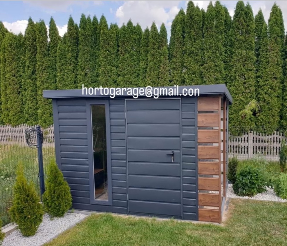 🙋♂️😃Wir präsentieren Ihnen unsere Garten-Garage, die modernes Design, Funktionalität und Langlebigkeit vereint.
⸻
🏠 Beschreibung der Garage:
Ihre Konstruktion besteht aus graphitfarbenen Metallpaneelen, ergänzt durch elegante, holzähnliche Einsätze an den Seiten. An der Vorderseite befindet sich ein schmales, vertikales Fenster, das den Innenraum beleuchtet, sowie eine Tür mit Schloss.
⸻
📏 Abmessungen:
Die Garage hat:
• eine Breite von 2,5 Metern,
• eine Länge von 2,5 Metern,
• eine Höhe von 2,3 Metern.
⸻
🎨 Farbgebung:
• Dominierende Farbe: Graphit (anthrazit matt),
• Akzente: Holzbraun – Imitation von Brettern an den Seiten.
⸻
🧱 Konstruktion:
• Wände: Stahlblech,
• Dach: Pultdach, leicht geneigt,
• Rahmen: verzinkter Stahl, korrosionsbeständig.
⸻
🌟 Vorteile:
• modernes, elegantes Design,
• langlebige und witterungsbeständige Konstruktion,
• kompakte Abmessungen – ideal für den Garten oder das Grundstück,
• kann als Garage, Abstellraum oder Geräteschuppen genutzt werden.
⸻
🔧 Verwendung:
• Aufbewahrung von Gartengeräten, Fahrrädern, Rasenmähern,
• kleine Heimwerkerwerkstatt,
• Lagerplatz für Holz oder saisonale Geräte.
💻📲👨💻 eine ähnliche Garage oder andere Details wünschen, mailen Sie hortogarage@gmail.com, gehen Sie auf den Link in der Bio oder rufen Sie an
📞 +49 177 4242452
📞 +49 152 246 74 361