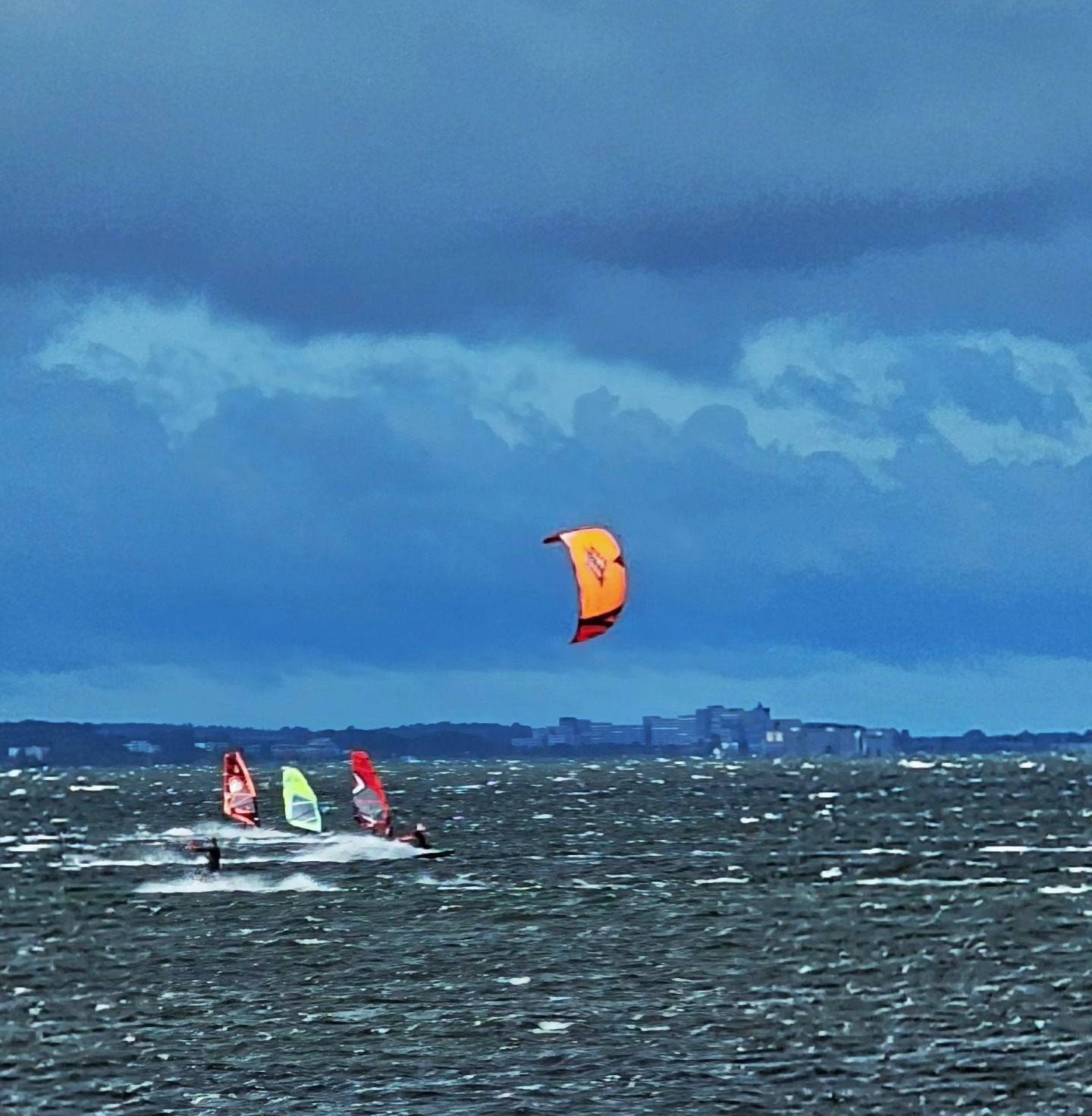 Heute früh sind wir schnell aufs Rad gesprungen mit dem Surfanhänger hinten dran, denn der Wind blies kräftig auflandig vorne am Strand von Gold. Also ideale Bedingungen für alle Surfer und Kiter und da wir ja mit dem Haus im Felde so nah sind, konnten wir auch gleich den frühen Starkwind mitnehmen 🤙🏻.
#Hausimfelde
#Albertsdorf
#Fehmarn
#ferienwohnungen
#ferienappartements
#strukkamphuk
#gold
#sonneninselfehmsrn
#Beaufort
#windsurfing
#Surfen
#kitesurfing
#wing
#wingfoil
#Wind
#ostseeferien
#ostseekueste
#Ostsee
#ostseeurlaub
#urlaubmithund
#Urlaubammeer
#schleswigholstein
#Sturm
#hartamwind
#hangloose