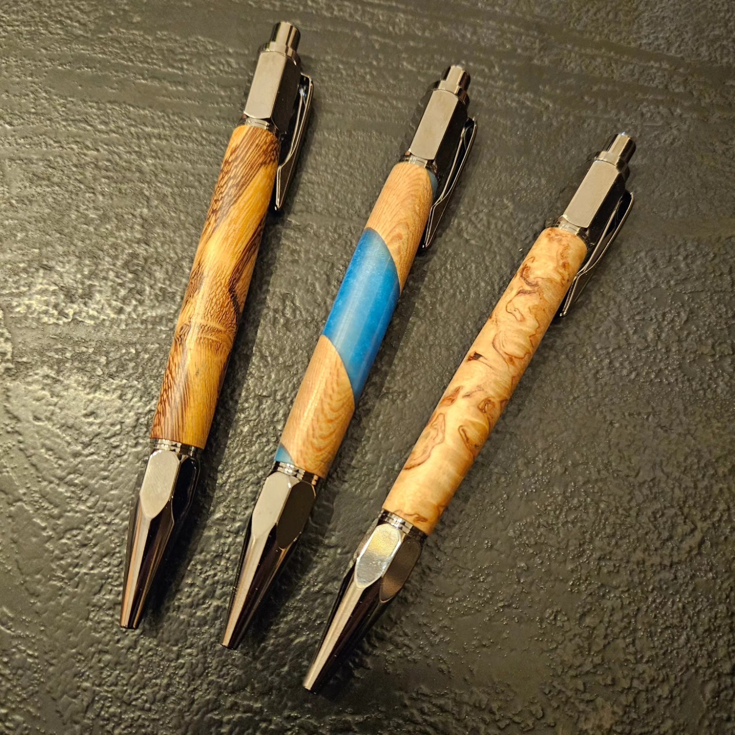 Venez découvrir notre gamme luxe au marché de Noël de Moigny sur école ce dimanche 15 décembre !
#artisanatfrancais #autoentrepreneur #woodturning #woodworking #wood #epoxyart #epoxyresin #stylobois #lafabricdard