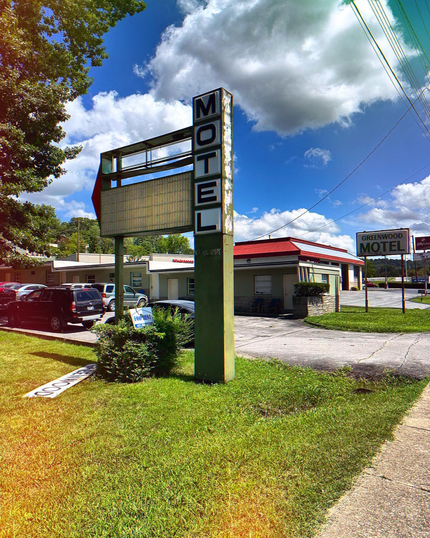 What do you think we should do to revive this old marquee at The Suites at Fort Henry?? #greenwoodmotel #kingsporttn #thegraylinegroup #suitesatforthenry #commercialrealestate #motelrenovation #multifamily #multifamilyinvesting #mediumtermrental