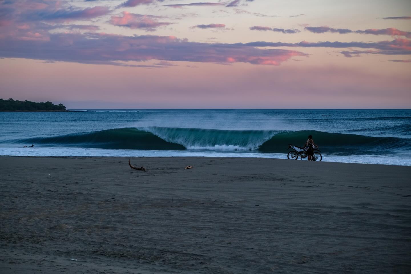 Just a 2 minute walk to this ๐๐ดโฆ
.
.
.
๐ธ @saulphotos99
.
.
.
#surfphotography #nicaragua #theboom #stayatthepeak #surfing