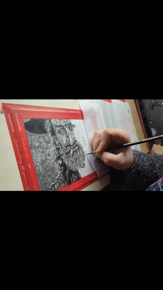 Letzte Woche war es ja ein wenig ruhiger geworden, aber wir starten gleich mit viel Power durch. Ich bin wieder ein ganzes Stück weiter gekommen, ob es fotorealistisch wird, das müsst ihr am Ende entscheiden, aber ich bin sehr zufrieden und es ist ja auch erst der Anfang dieser Reise.
Habt ihr Tipps zur Umsetzung von Fotorealismus oder auch zum Hyperrealismus?
Gerne in die Kommentare, ich bin um jede Kleinigkeit dankbar.
#portraitart #photorealistic #pencilartwork #artprogress #myownartology