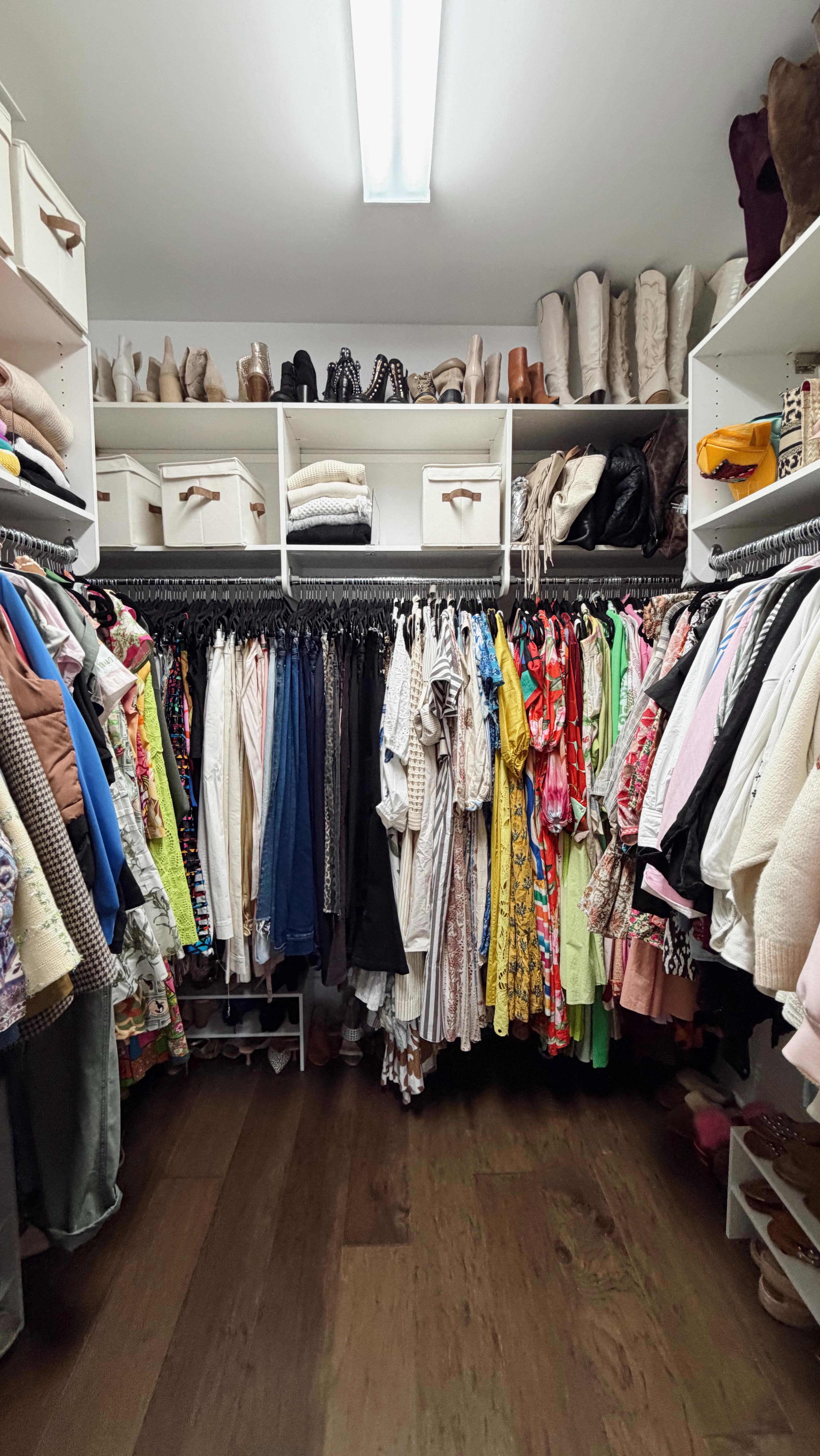 Perfect time for another closet refresh ✨👗 Start the new year off with decluttering and a freshly organized closet!