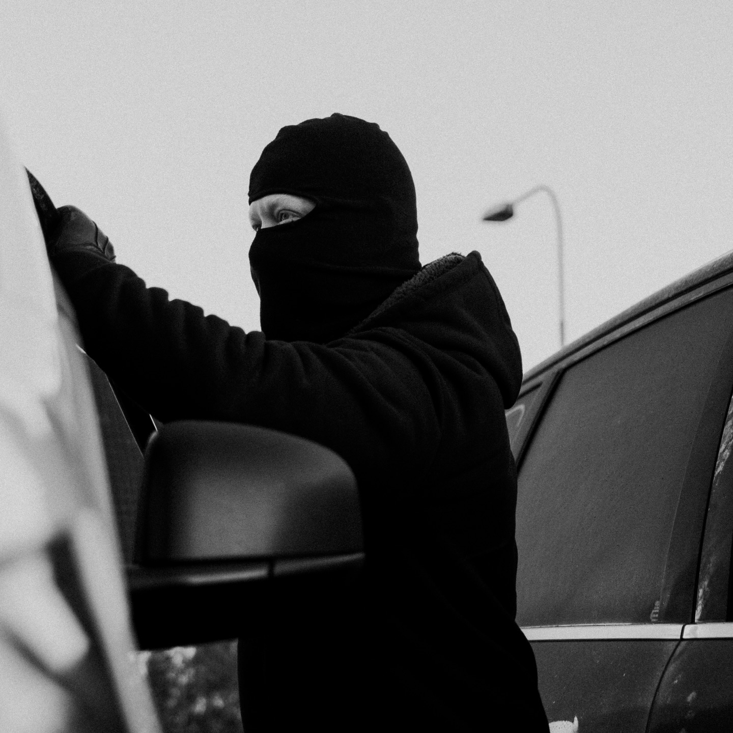 Arbetsfordon – ett växande mål för stölder
Skåpbilar och lätta lastbilar som används av hantverkare är särskilt utsatta. De innehåller ofta dyr utrustning, och batteridrivna elverktyg är enkla att sälja vidare – även internationellt.
🔹 34 727 stölder ur fordon under 2024
🔹 95 stölder – varje dag
🔹 Bakom brotten finns både organiserade stöldligor och lokala gärningspersoner
För företag innebär detta inte bara ekonomiska förluster, utan även driftstörningar och försämrade kundrelationer. Säkerheten kring arbetsfordon är i dag en affärskritisk fråga.
Vill ni också jobba förebyggande?
Hör av er till oss så hjälper vi er 👈🏻
www.blackstonesverige.se