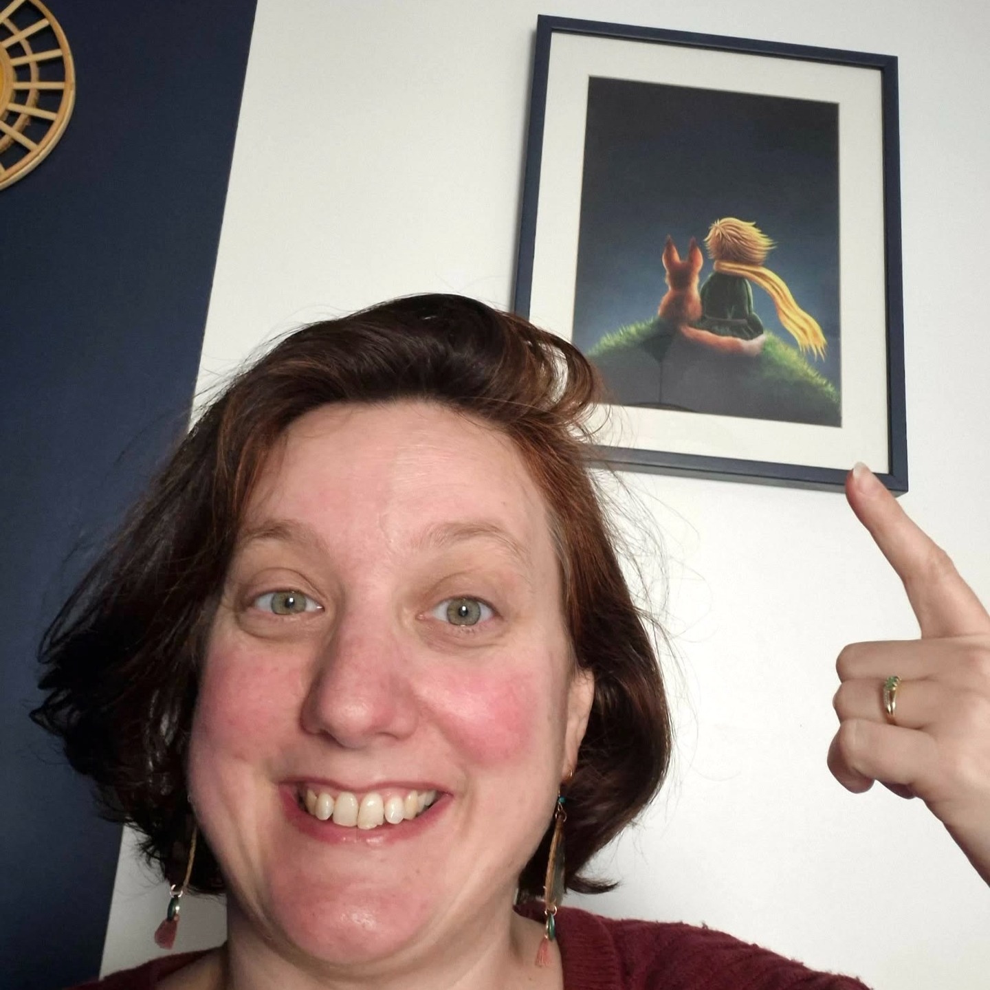 Pendant des années, je me suis comparée. Je voyais cette facilité chez les autres à créer des liens en un claquement de doigts. De mon côté, je percevais cela comme une difficulté, presque un défaut de fabrication... 😶
Puis, j’ai mis un mot sur mon fonctionnement. 💡
Ce n’est pas une difficulté. C’est un besoin.
Je crée des relations dans le temps long. ⏳
Et c’est ok. ❤️
Pour me sentir en sécurité dans un lien, j’ai besoin de temps. Beaucoup de temps. Visiblement plus que la moyenne, et c’est aujourd’hui ma plus grande force en tant que coach.
Cette sécurité du lien et ce "prendre soin" sont les piliers de ma posture. C'est parce que je connais le prix du temps que je sais créer ces bulles de confiance si précieuses. 🫧
✨ Le Petit Prince avait raison...
Je comprends mieux pourquoi ce texte m'accompagne chaque jour dans mon bureau (glissez vers la droite pour voir la photo ! 👉). Antoine de Saint-Exupéry était finalement le précurseur du Slow Relating. "Apprivoiser", c'est prendre le temps de devenir l'un pour l'autre unique au monde. 🌹
Et vous ? Vous êtes plutôt "Speed Dating" ou "Slow Relating" ? Dites-le moi en commentaire ! 👇
#SlowRelating #SlowLife #CoachingBienveillant #RelationHumaine #PetitPrince #PrendreLeTemps #SecuriteAffective #DeveloppementPersonnel #IntrovertieEtFiere #Accompagnement #LienSocial #Psychologie #premierpas #jefaismonpremierpas #lorouxbottereau #vignoblenantais #vallet #saintjuliendeconcelles #vertou