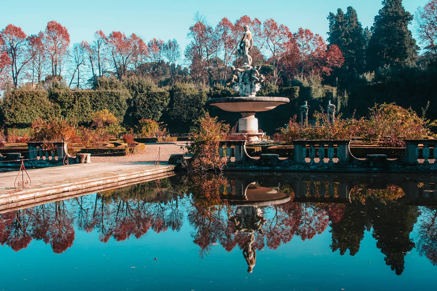 🙋🏼♀️ Alzi la mano chi, anche per una volta, non ha mai visitato il Giardino di Boboli a Firenze?
🌳🌲Questo enorme giardino - 45 mila metri quadri - costeggia l'antica residenza di Palazzo Pitti.
All’interno del giardino sembra di essere in un mondo a parte, tutti i rumori della città spariscono e si sente solo la natura.
🗺️ Ecco cosa potrete trovare all'interno: grotte, fontane, pergolati, un piccolo lago e numerose statue in marmo, fiori e viali alberati.
🔍 Una piccola curiosità su questo parco: se si percorre il lato destro che costeggia via Romana, ci si imbatte nella Limonaia. Una struttura con una temperatura interna mite e un microclima asciutto, grazie alla presenza di un pavimento sterrato.
🍋La pianta dei limoni fu portata in Toscana dai Medici, ma avendo la regione un clima piuttosto rigido, furono inventate per la coltivazione degli agrumi strutture come le limonaie.
Durante l'inverno venivano portate le piante di limoni, all’interno di grandi vasi di terracotta di pregevole bellezza artistica. Oggi nella Limonaia del giardino di Boboli è possibile ammirare piante di agrumi risalenti all’epoca dei Medici.
📸 Qui in foto la copia della Fontana dell'Oceano che si trova nel piazzale dell'Isolotto.
E voi ci siete mai stati?
#autunno #italiainfotografia #travelblogger #travelwithiaia #italytrpi #ig_italia #italiangirl #goodvibes #november #igers_lombardia #panorama #giteinlombardia #instaviaggi #italia_cartoline #inlombardia #travelbloggeritaliani #discoveritaly #postcardplaces #Firenze #ig_firenze #giardinodiboboli #palazzopitti #Florence