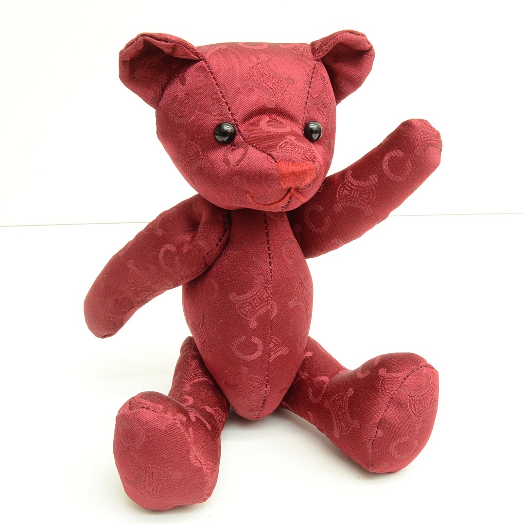 Hello from Celine. That's not the name of this bear, that's just the company that released this wonderful teddy.
#designer #fashion #authentic #secondhand #secondhandfashion #red #celine #logo #collectible #bear #teddybear