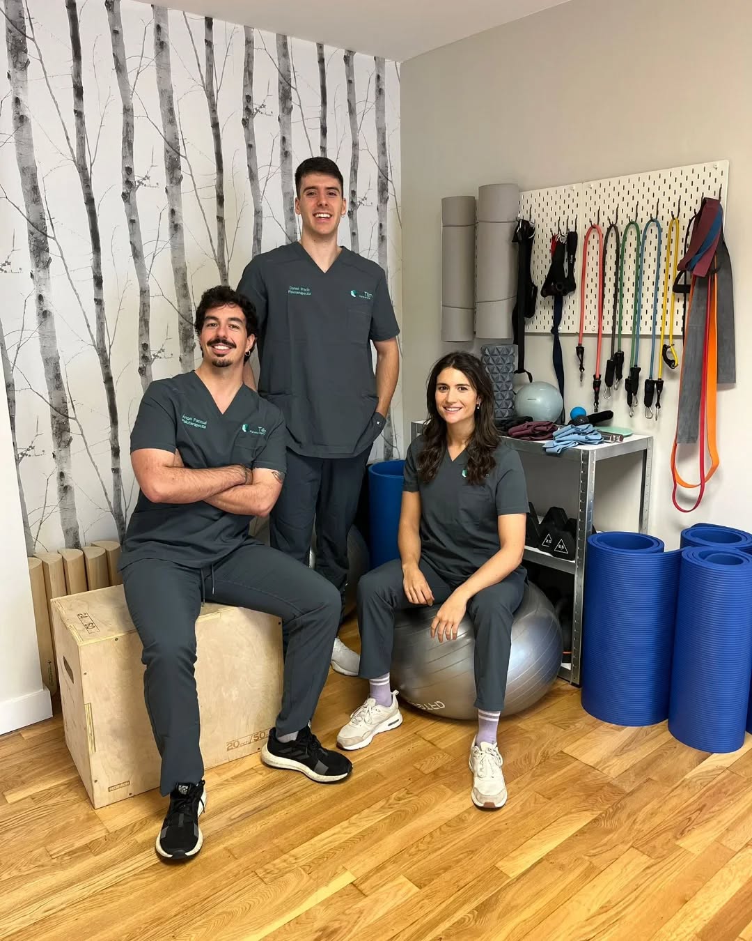 🎄✨ ¡Feliz Navidad y próspero Año Nuevo de parte de todo el equipo de Valtem Fisioterapia! 💚
Queremos agradeceros por confiar en nosotros un año más. Nos encanta ser parte de vuestro camino hacia la salud y el bienestar, y seguiremos aquí para ayudaros siempre que lo necesitéis. 💪💆♂️
Este 2025 viene cargado de novedades 🎉. Estamos trabajando para ofreceros lo mejor y seguir avanzando juntos, porque vuestra salud es nuestra prioridad. ¡Estad atentos! 👀
Que este nuevo año os traiga alegría, éxito y, sobre todo, mucha salud. ¡Nos vemos pronto en la camilla! 😉
#FelizNavidad #AñoNuevo #ValtemFisioterapia #Salud #Novedades2025 #SeguimosAvanzando