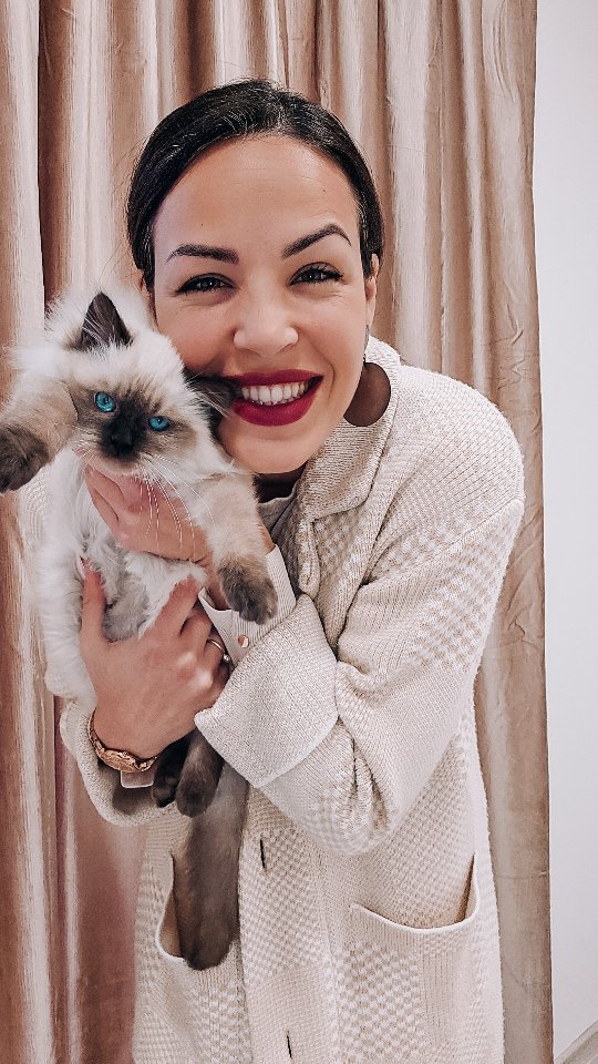 Ljudi koji izdaju sebe, pristanu na kompromis i pomire se s osrednjim životom, nikada neće razumjeti zašto se ti toliko trudiš da ostvariš svoju nadprosječnu viziju.
Većina ljudi može živjeti "običan" život.
Mlak, podgrijan, bezokusan.
Zasite sebe koliko im je potrebno da nisu jako gladni, da prežive do novog dana da bi sljedećeg ponovili sve isto po šabloni...
Ne žele preuzeti odgovornost pa se niti ne usude tražiti više!
I zato nije za zamjeriti što se upravo oni čudom čude kad vide što si sve postigla... pa da bi ih manje bolilo, da bi se lakše vratili u svoj mediokritet u koji nije potrebno ulagati nikakvu dodatnu energiju, a kamoli nešto skupo poput: vjere, hrabrosti, spremnosti na rizik, iznenađenja, novog nepoznatog, uzbudljivog, nadprosječnog...;
lakše im je reći:
"Vidiš kako ona ima sreće! Posrećilo joj se...
Lako njoj... Sretnica!
Eh, tako je kad si rođen pod sretnom zvijezdom!
Sve ti je posloženo."
Jako je važno da se oglušiš na takve komentare, da im ne daješ niti zrna pažnje ni energije.
Jer tvoja izvanredna vizija fenomenalnog života koju sanjaš, gradiš i živiš,
zahtjeva tvoju 100%tnu predanost i pažnju.
Ne rasipaj ju olako.
I vjeruj mi, svaki moment tvoje beskompromisne posvećenosti i vjere će ti se nemjerljivo vratiti!
Jer Žena koja izabere biti iznadprosječna,
takav život i živi. Svesno i moćno 💫🌹
Cijena: 100%tna Odgovornost
Koliko si ti spremna preuzeti odgovornost za svoj život? ❤️