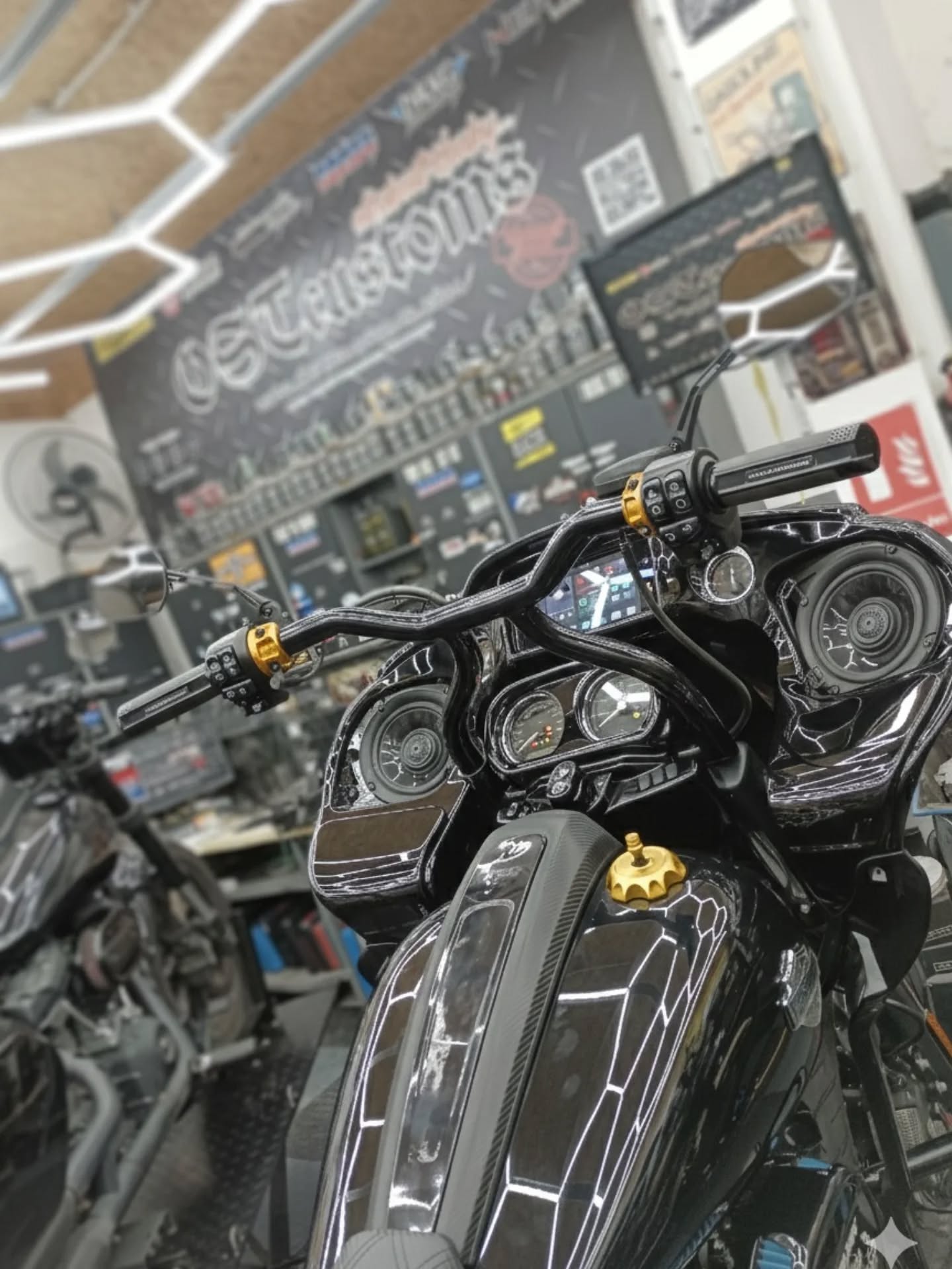Nächster Schritt an der Harley Road Glide Special 2023 erledigt! 🦅🔥 Wer Standard will, soll woanders suchen – bei OSTcustoms gibt’s nur das Maximum. 🤫🚫🛠️💥
Die Front ist jetzt komplett auf Angriff umgebaut: 🛠️💪
• 12 Zoll Twisted T-Bar Lenker von Spady’s: Brutale Optik durch den gedrehten Style! 🌪️ In Kombination mit den Polyurethan Buchsen von Arlen Ness ergibt das ein brutal geiles Handling. 🏍️💨 Damit kontrollierst du das Biest absolut präzise – und selbstverständlich ist das Ganze vom TÜV abgenommen und eingetragen! 📝✅✨
• HeinzBikes Performance Hebel: Wir haben die 3-Finger Brems- und Kupplungshebel in Gold verbaut. 🥇🔥 Beste Ergonomie trifft auf High-End Finish. Performance, die man bei jedem Griff spürt. 🏆✨
• Highsider Spiegel: Passen perfekt zur aggressiven Sharknose dieser Road Glide. 🕶️🔥⚡
• Gold-Details: Klemmen und Akzente perfekt abgestimmt – wer kann, der kann. ✨👑🥇
• Das OSTcustoms-Must-Have: Ein Umbau bei uns ohne das Technik-Paket? Undenkbar! 🚫 Kabelloses Android Auto / CarPlay & Netflix direkt im Dash zusammen mit dem fetten Audio-Sound von Rockford Fosgate inklusive Verstärker ist bei uns absolutes Gesetz. 📺🔊🎸🔥 Kino-Optik und Konzert-Sound bei jedem Stop. 🎬🍿
Legal ballern ohne Kopfschmerzen. 😎🏆✨
Das Thema Lenker ist abgehakt. ✅ Der nächste Schritt geht an den Motor! Wir gehen jetzt daran, die Schwachstellen zu bekämpfen und die Performance auf ein neues Level zu heben. ⚙️💥 Seid gespannt – der nächste Post kommt bald! 🚀🏁
#OSTcustoms #RoadGlideSpecial2023 #HarleyDavidson #Spadys #TwistedTBar HeinzBikes RockfordFosgate