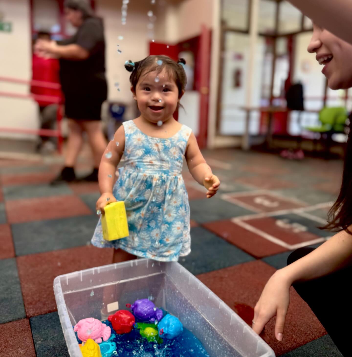 ☀️ ¡En Edudown ya estamos de vacaciones!
Cerramos este hermoso ciclo de talleres con el corazón lleno de aprendizajes, risas y grandes momentos compartidos junto a nuestros niños, niñas y jóvenes 💛
Ahora es tiempo de descansar, recargar energías y disfrutar el verano en familia.
¡Nos vemos en marzo con más sesiones, actividades y nuevas experiencias para seguir creciendo juntos!
¡A disfrutar! ✨
#Edudown #Inclusión #Vacaciones #Verano #Comunidad