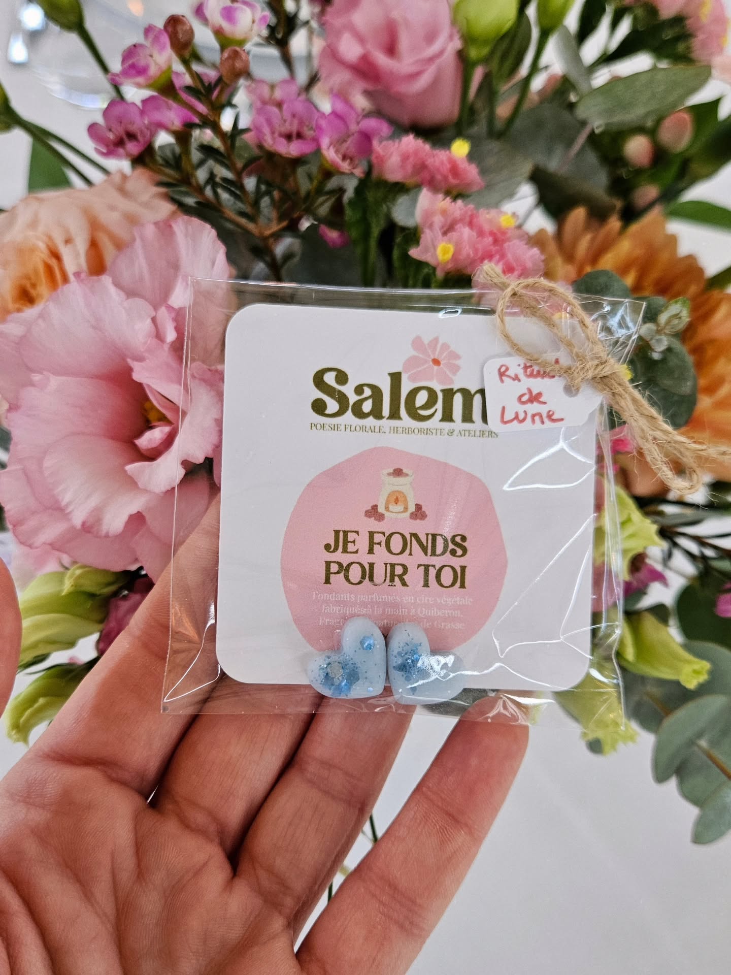🩷 Fondre d'amour 🩷
Ce week-end j'ai eu la chance de créer un peu d'amour et de douceur parfumée pour des futures mariés et leurs invités avec @cktraiteur.
🙌🏼 Quel bonheur de réaliser à la main chaque petit fondant coeur, chaque sachet, chaque étiquette écrite à la main et faire attention au moindre détail pour que chaque cadeau soit à la hauteur de ce jour unique.
🌸 Je réalise sûr mesure vos cadeaux invités, bougies personnalisées, fondants parfumés et vos décorations pour créer un univers poétique et olfactif unique.
🫶🏻 360 souvenirs parfumés,720 fondants cœurs et surtout beaucoup d'amour.
@chateau_du_deffay
@pola.artisanfleuriste
@cktraiteur
@photobooth_location_nantes
@sandrinerichardcreatrice
@vintageloisirs18
@toutseloue
@mabeljazzband
@jolicocktailmusic
#bougieartisanale #faitmain #cadeaupersonnalisé #mariage #fondantsparfumés #bretagne #amour