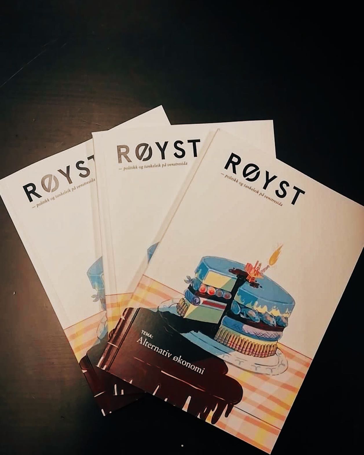 I løpet av neste veka sendast det nyaste nummeret av Røyst ut til våre flotte abonnentar! Vi er så stolte av nummer 14 og håper at de vil synes at det er like interessant som vi gjer!
Har du ikkje registrert deg som abonnent? Ikkje fortvil! Vi sender ut nummeret til alle som registrerer seg før utgangen av neste veke. Siste frist 8. november.
#royst #tidsskrift