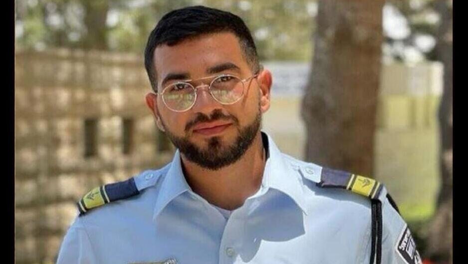 Tsahal a annoncé le retour en Israël du corps de Ran Gvili, 24 ans, policier assassiné le 7 octobre 2023 et retenu à Gaza par le Hamas.
Après 843 jours, l’attente prend fin : il rentre enfin chez lui. Il était le dernier otage encore captif des événements du 7 octobre.
C’est la première fois depuis 2014 qu’il n’y a plus aucun otage dans la bande de Gaza.