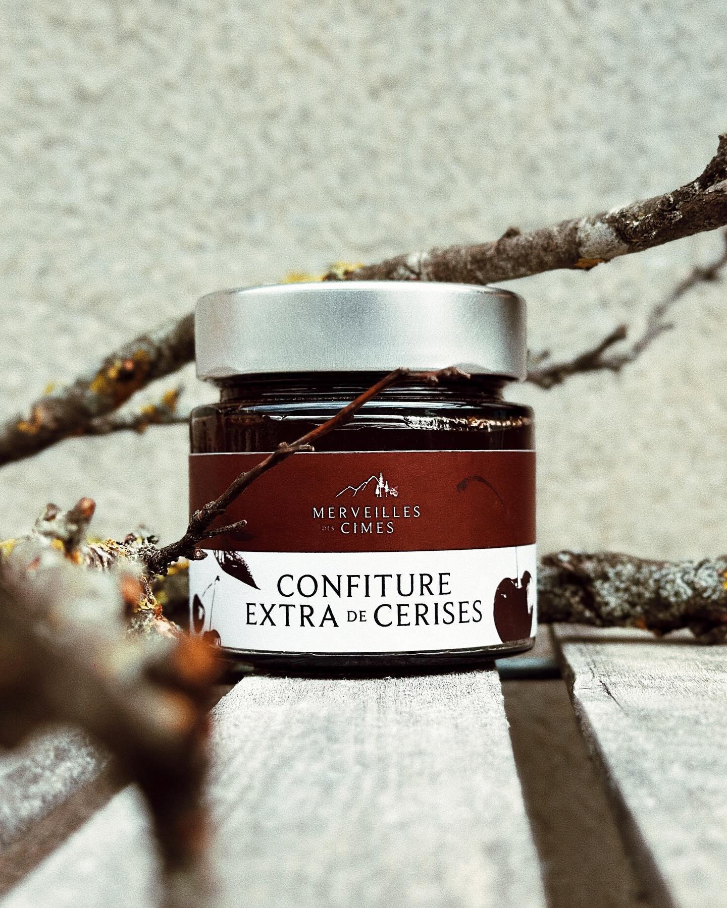 Avec des cerises a la fois juteuses et parfumées 🍒 la confiture extra de cerises à vu le jour.
.
.
.
.
#merveillesdescimes #confiture #cerises #productionagricole #agriculturebiologique #confituredecerises
